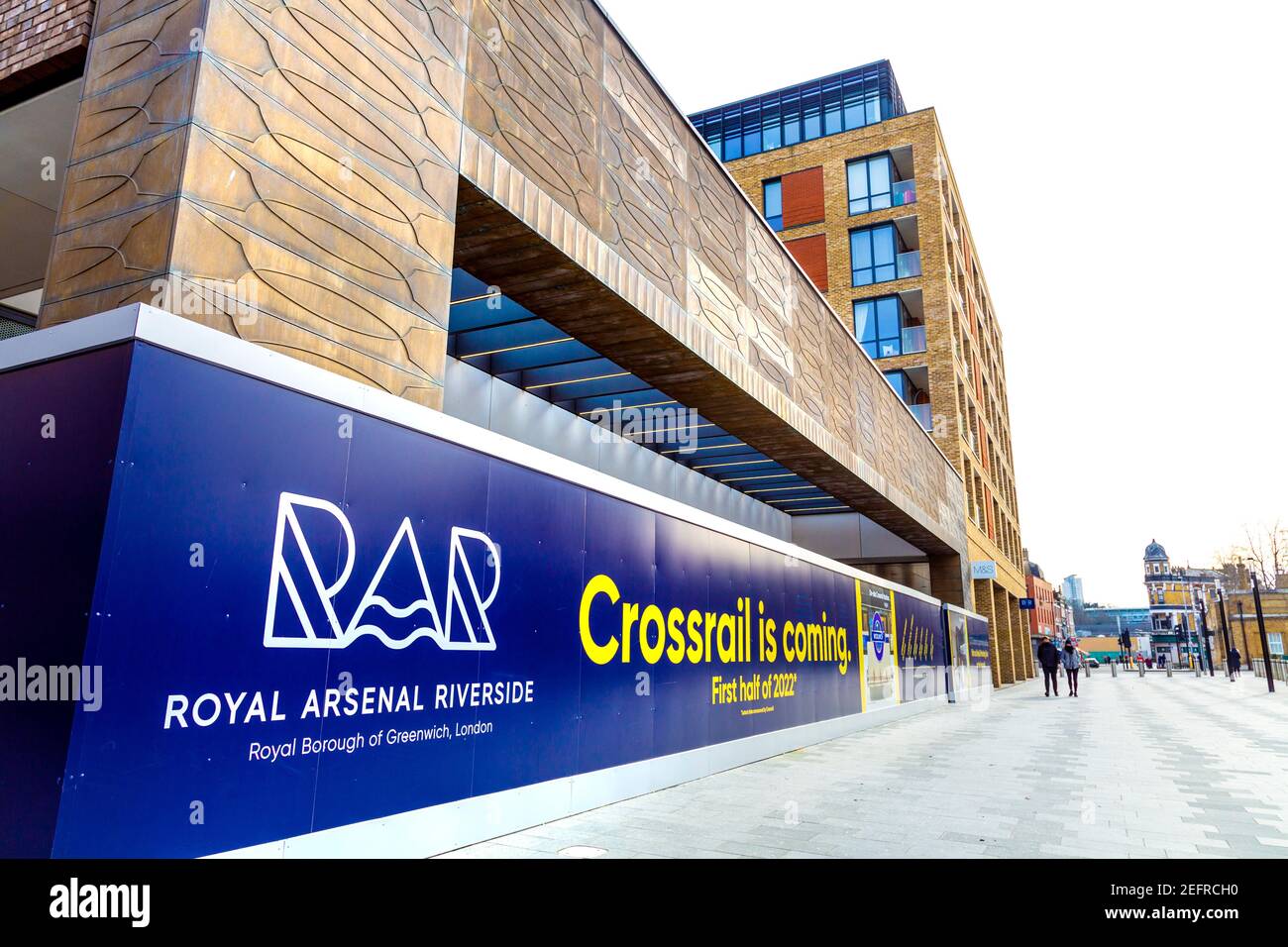 Crossrail kommt, erste Hälfte von 2022 Zeichen am Eingang der neuen Elizabth Linie, Woolwich, London, Großbritannien Stockfoto