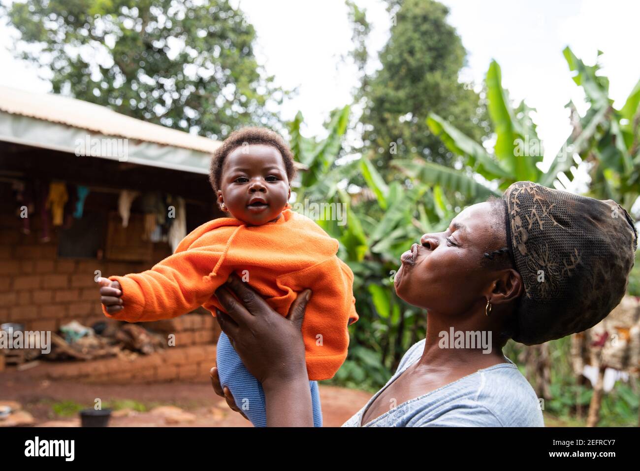 Afrikanische Mutter spielt mit ihrer neugeborenen Tochter, süßer Moment zwischen Mutter und Tochter Stockfoto