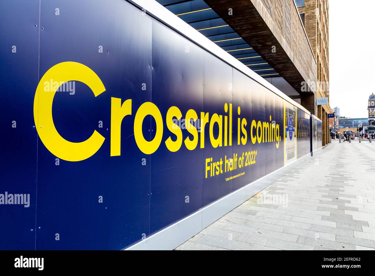 Crossrail kommt, erste Hälfte von 2022 Zeichen am Eingang der neuen Elizabth Linie, Woolwich, London, Großbritannien Stockfoto