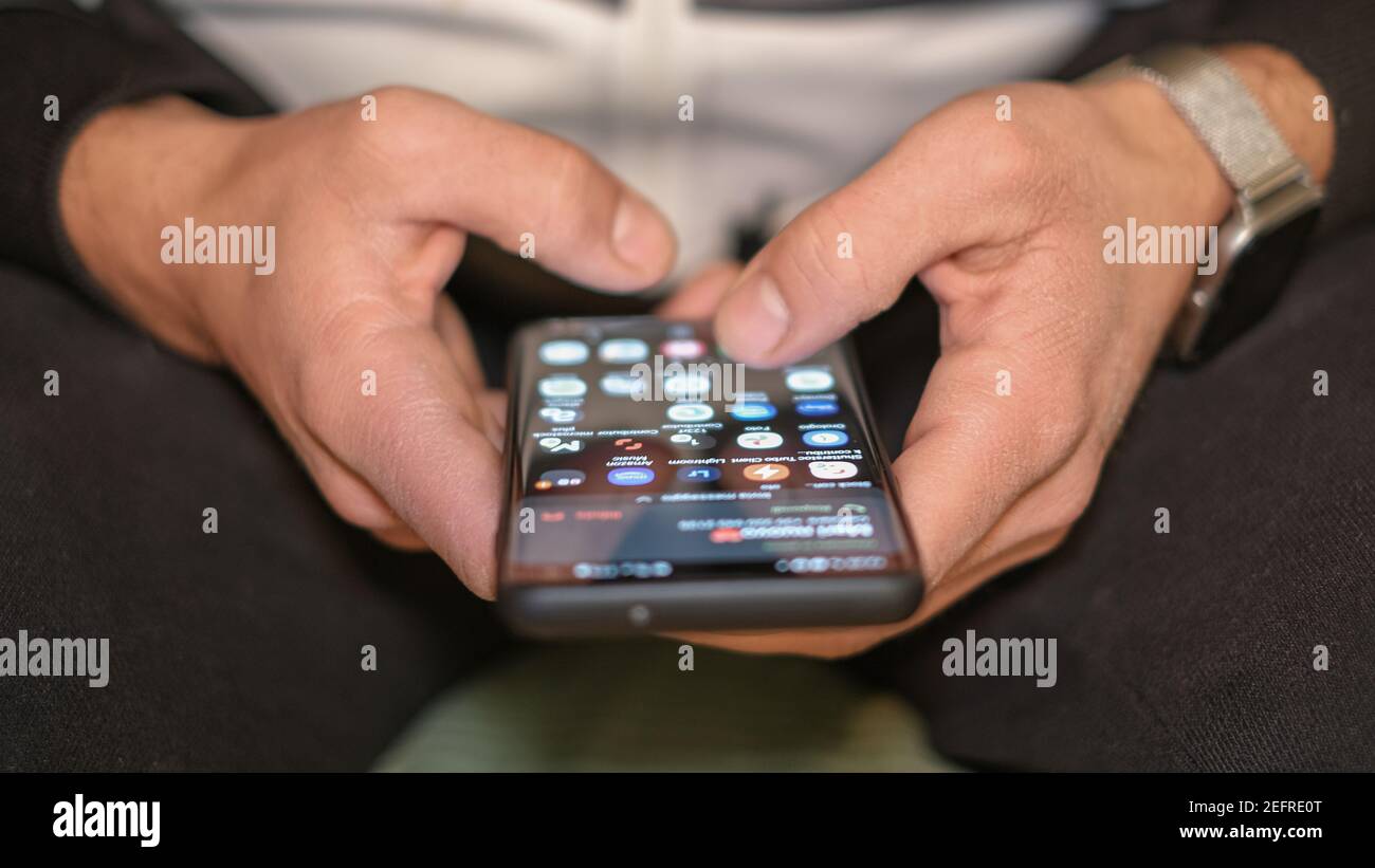 Nahaufnahme eines Guy während der Verwendung von Smartphone, Handy-Tech Sucht Stockfoto