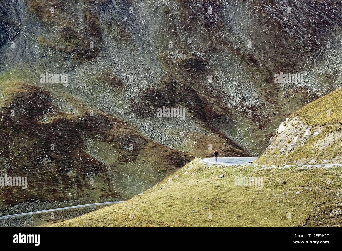 Ein Radfahrer auf dem Aufstieg des Col de Galibier In den französischen Alpen Stockfoto