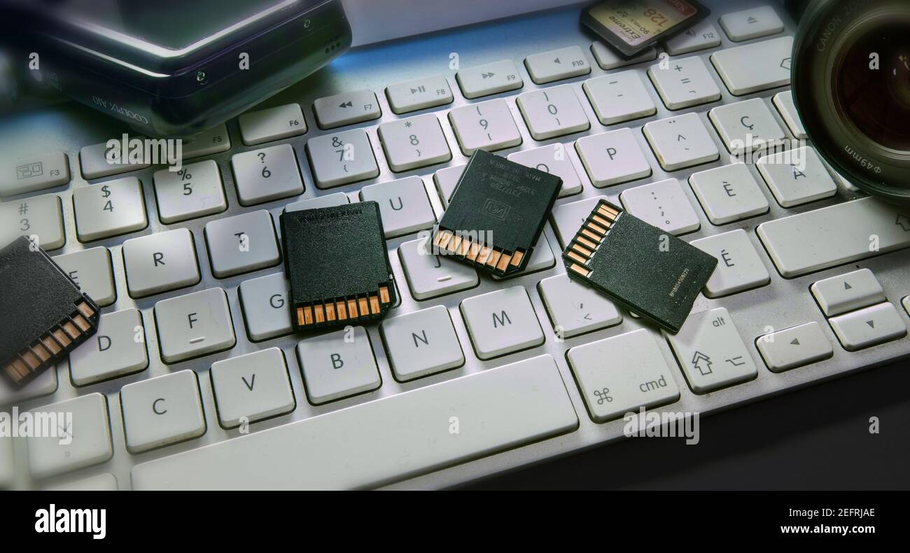 Auf der Tastatur sehen Sie einige SD-Karten und Teile der Fotoausrüstung. Stockfoto