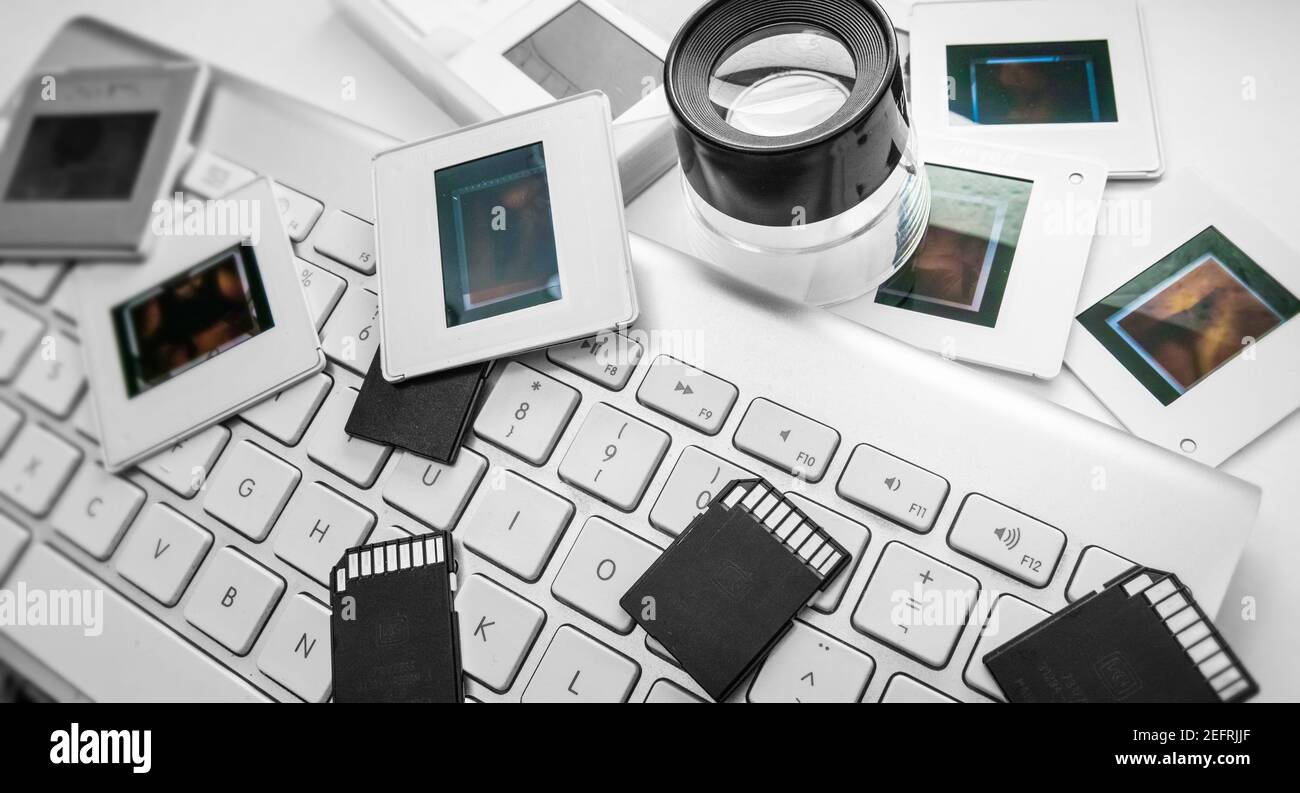 35-mm-Dias, Lupenglas, SD-Karten, Computertastatur. High-Taste Stockfoto