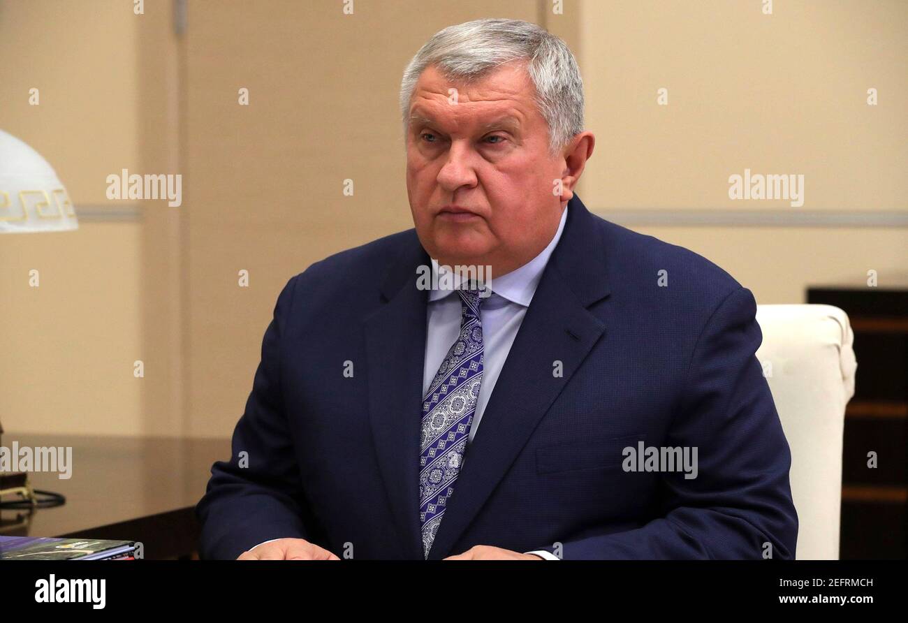 Rosneft Chairman und CEO Igor Sechin während hält ein face to face Treffen mit dem russischen Präsidenten Wladimir Putin, in der offiziellen Residenz des Präsidenten Novo-Ogaryovo 15. Februar 2021 außerhalb Moskau, Russland. Stockfoto