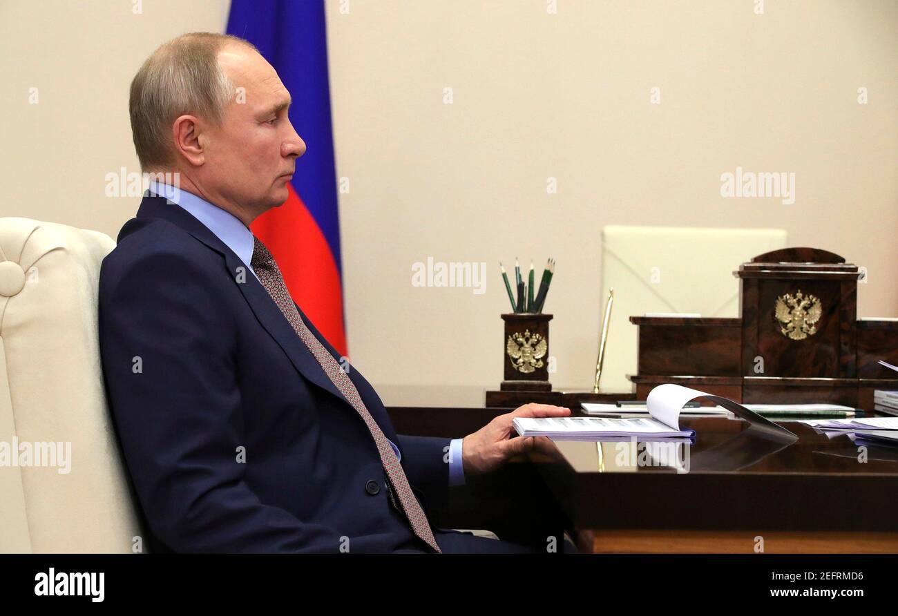 Der russische Präsident Wladimir Putin trifft sich mit dem Vorsitzenden und CEO von Rosneft, Igor Sechin, von seinem offiziellen Wohnsitz in Novo-Ogaryovo am 15. Februar 2021 außerhalb von Moskau, Russland. Stockfoto