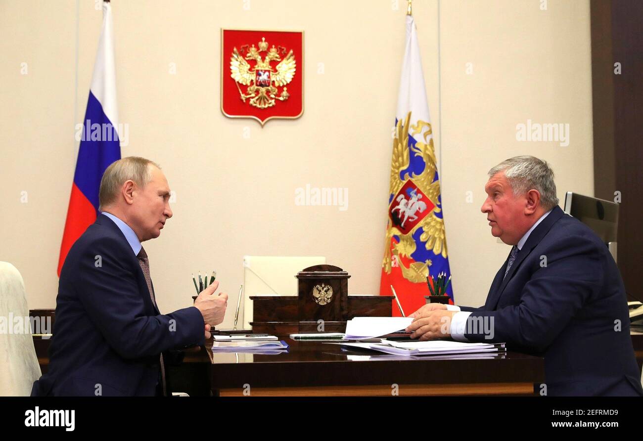 Der russische Präsident Wladimir Putin trifft sich mit dem Vorsitzenden und CEO von Rosneft, Igor Sechin, von seinem offiziellen Wohnsitz in Novo-Ogaryovo am 15. Februar 2021 außerhalb von Moskau, Russland. Stockfoto