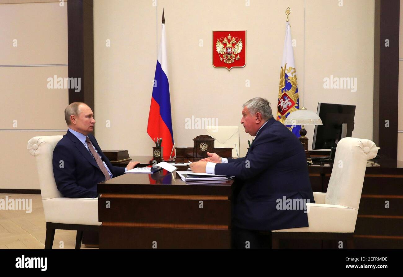 Der russische Präsident Wladimir Putin trifft sich mit dem Vorsitzenden und CEO von Rosneft, Igor Sechin, von seinem offiziellen Wohnsitz in Novo-Ogaryovo am 15. Februar 2021 außerhalb von Moskau, Russland. Stockfoto