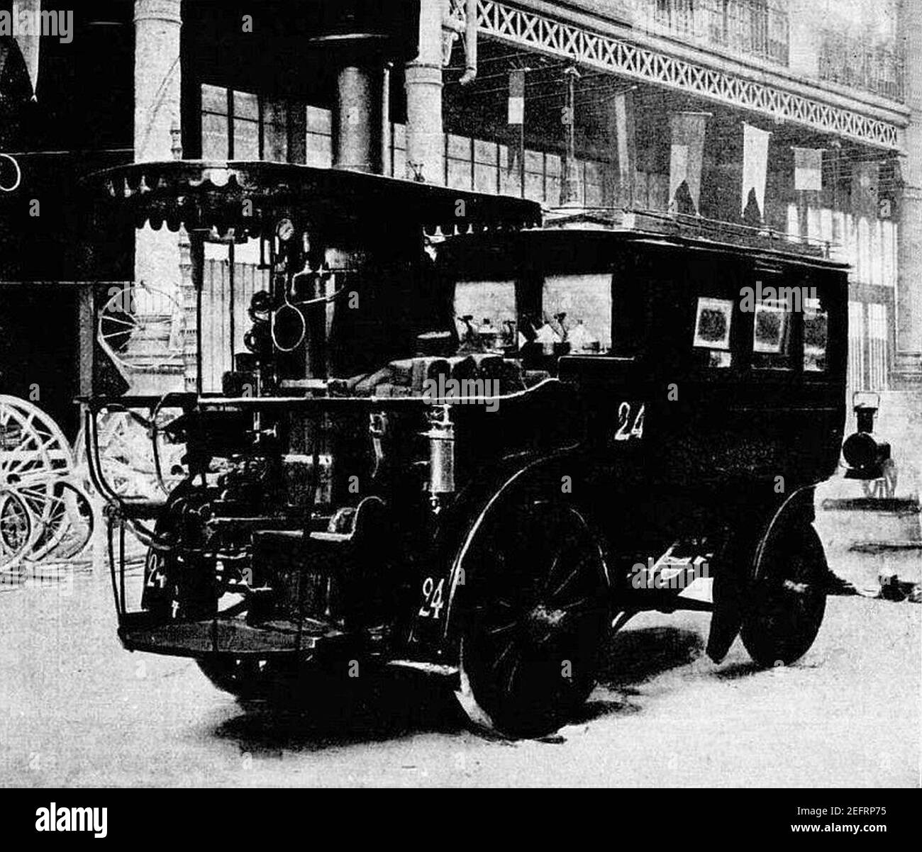 Omnibus à vapeur du mançois Amédée Bollée 'La Nouvelle', Nr. 24 à 6 Plätze, au départ de Paris-Bordeaux-Paris 1895. Stockfoto