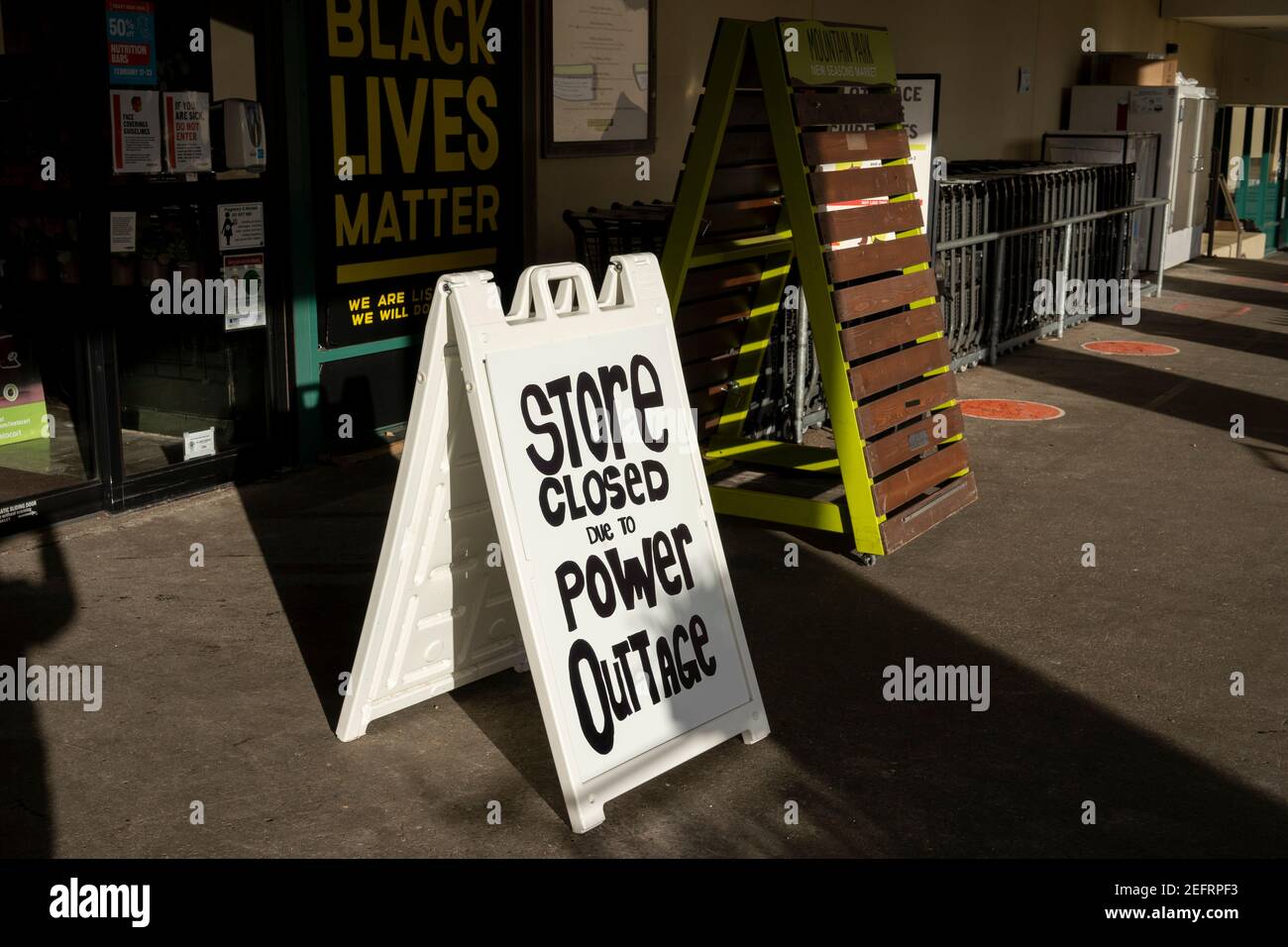 Geschäft geschlossen wegen Stromausfall Schild ist an einem New Seasons Market, ein Lebensmittelgeschäft in Lake Oswego, Oregon, am 16. Februar 2021, nach Wintersturm gesehen. Stockfoto