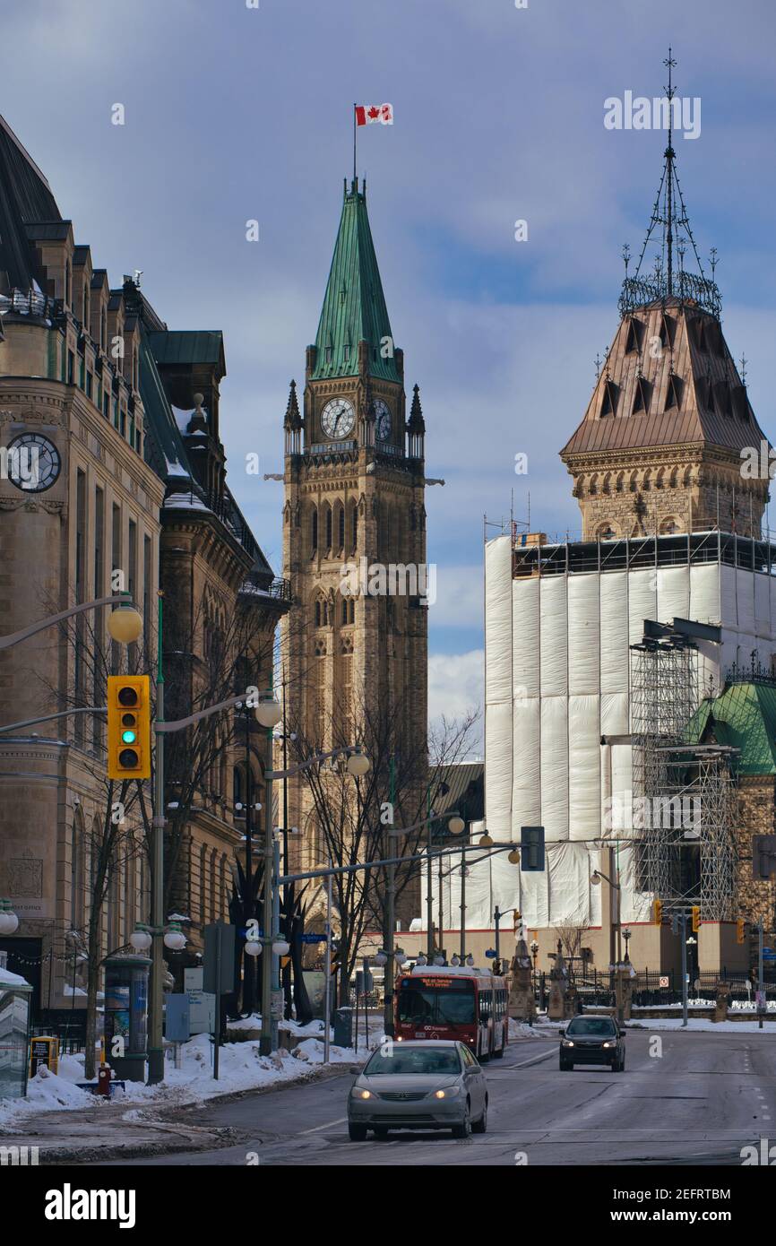 Ottawa, Ontario, Kanada - 6. Februar 2021: Der Peace Tower steht hinter leichtem Verkehr auf der Elgin Street in der Innenstadt von Ottawa. Stockfoto