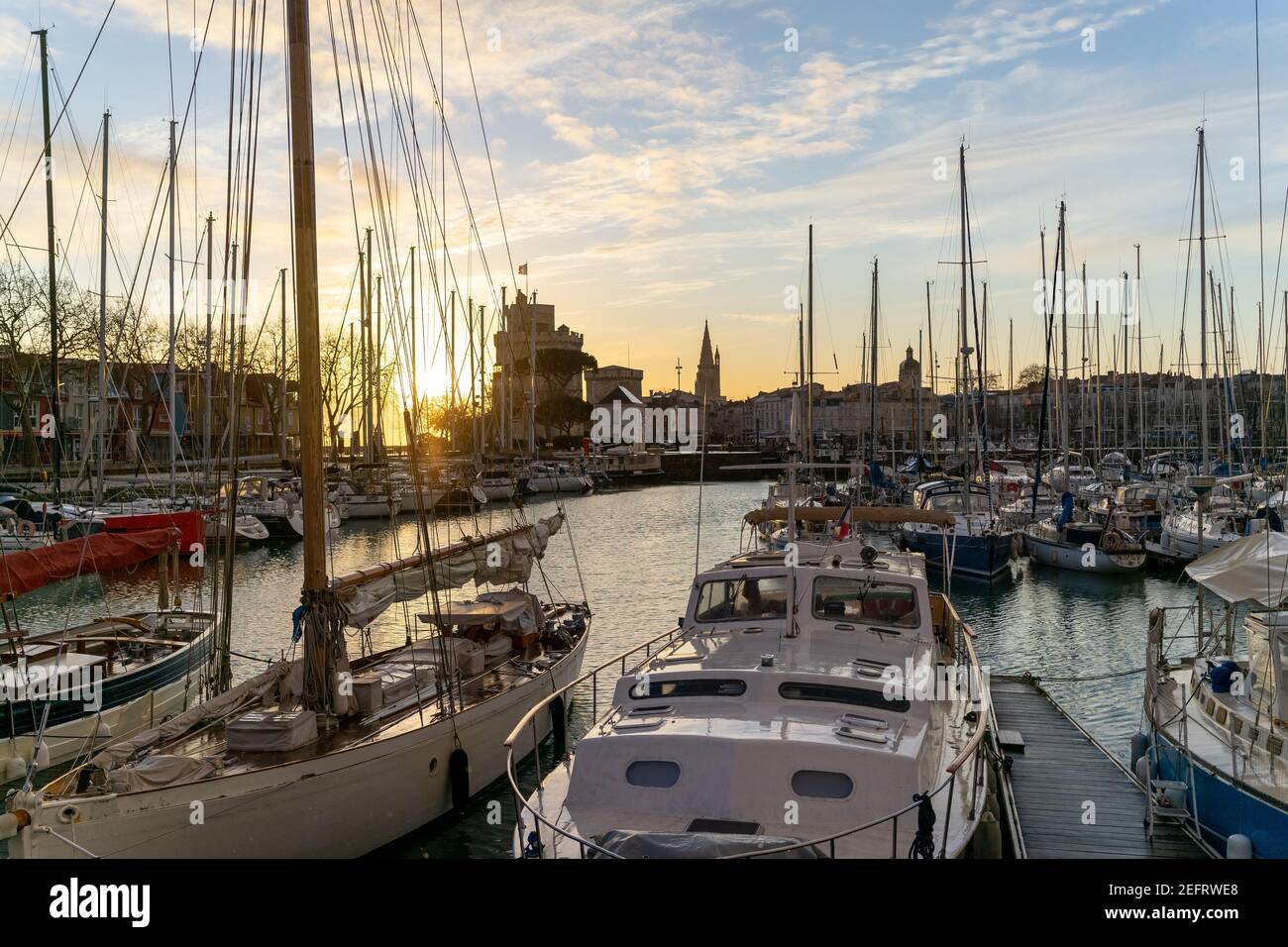 Bunte Segelboote bei Sonnenuntergang im alten Hafen von La Rochelle Frankreich Stockfoto
