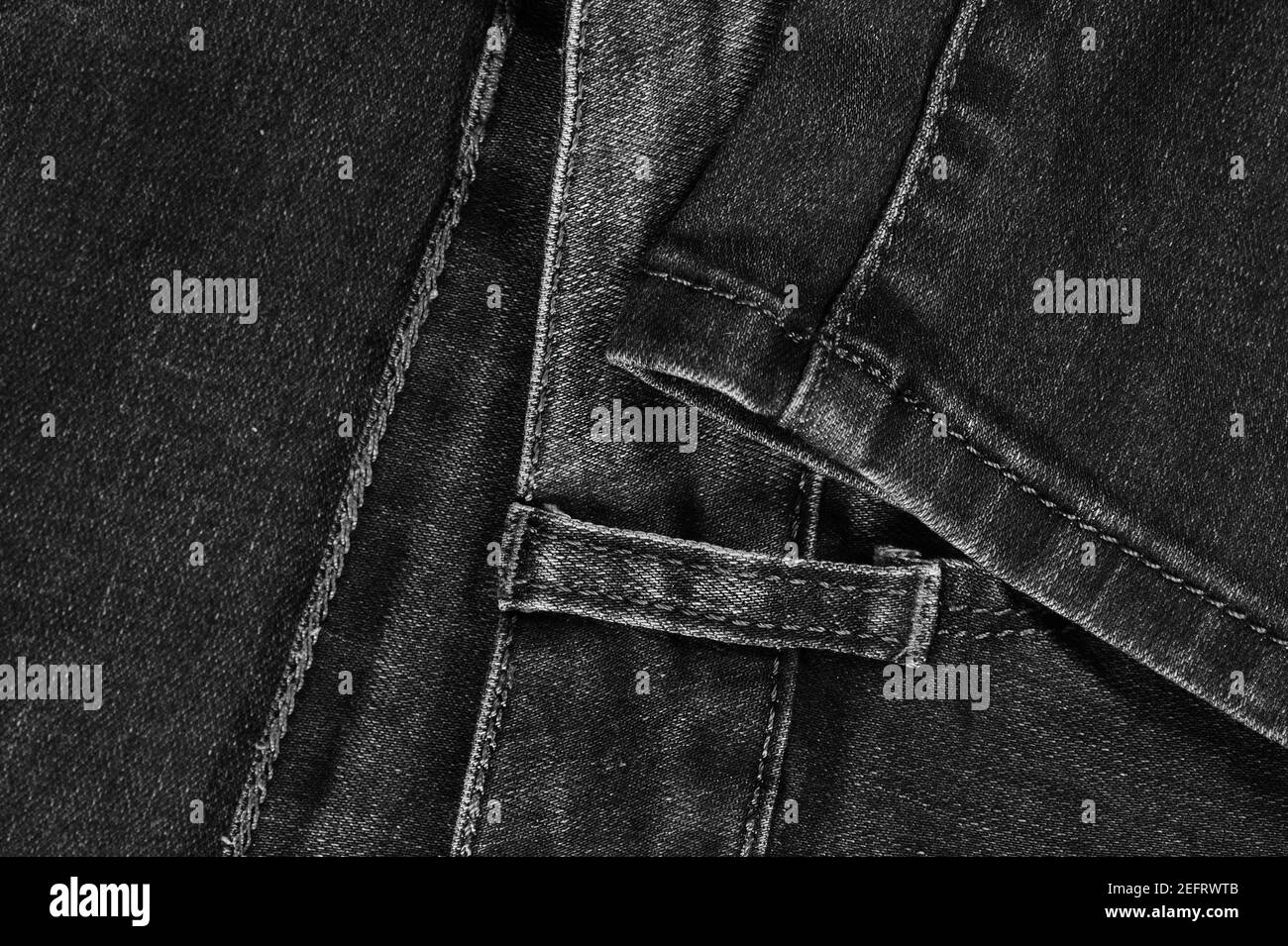 Schwarze Jeans-Qualität (Denim). Ansicht von Bund und Beinstichen. Stockfoto