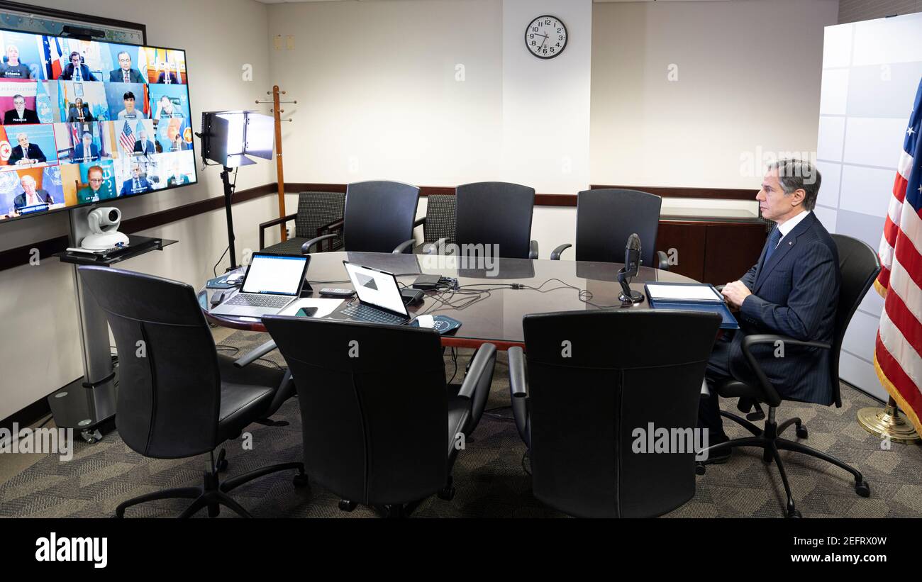 Washington, Vereinigte Staaten Von Amerika. Februar 2021, 17th. US-Außenminister Antony Blinken hält virtuelle Bemerkungen vor dem UN-Sicherheitsrat VTC zur Aufrechterhaltung des internationalen Friedens und der internationalen Sicherheit: Umsetzung der Resolution 2532, über die Einstellung der Feindseligkeiten im Zusammenhang mit der COVID-19 Pandemie, vom Außenministerium Harry S. Truman Gebäude 17. Februar 2021 in Washington, DC. Quelle: Planetpix/Alamy Live News Stockfoto Washington, Vereinigte Staaten Von Amerika. Februar 2021, 17th. US-Außenminister Antony Blinken hält virtuelle Bemerkungen vor dem UN-Sicherheitsrat VTC zur Aufrechterhaltung des internationalen Friedens und der internationalen Sicherheit: Umsetzung der Resolution 2532, über die Einstellung der Feindseligkeiten im Zusammenhang mit der COVID-19 Pandemie, vom Außenministerium Harry S. Truman Gebäude 17. Februar 2021 in Washington, DC. Quelle: Planetpix/Alamy Live News Stockfoto