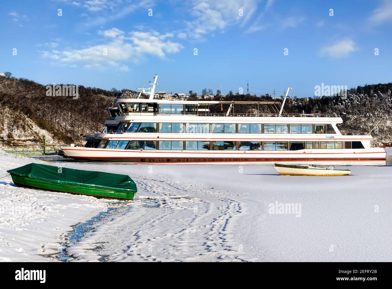 Wunderschöne Schneelandschaft mit Ausflugsschiff am Edersee im Winter. Stockfoto