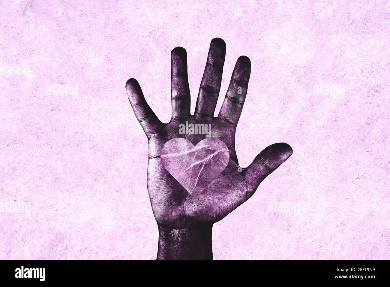 Offene, violette Palme einer afrikanischen Frau mit einem gezeichneten Herzen, die um die Gleichstellung der Geschlechter bittet. 8. März Internationaler Frauentag. Feminismus, Stopp, Protest, Frauen Stockfoto