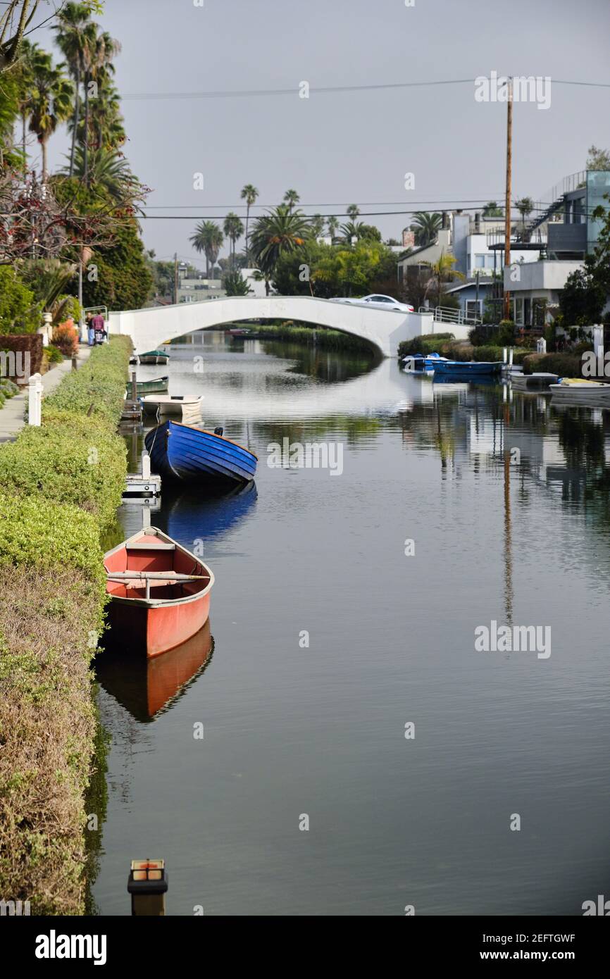 Venicve Kanäle mit Booten und einer Fußgängerbrücke, Los Angeles Stockfoto