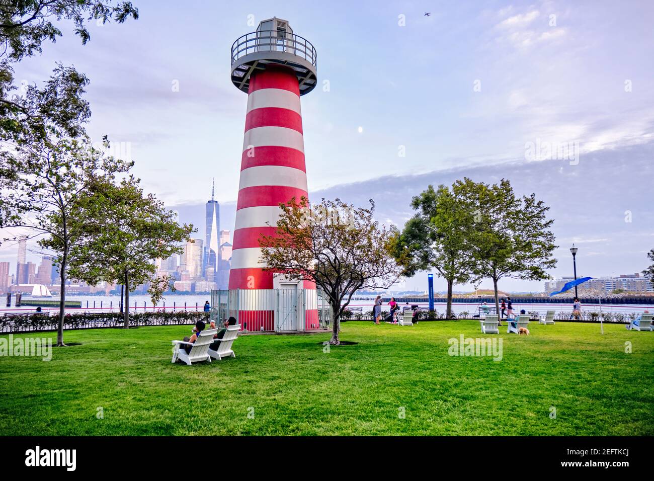 Menschen entspannen im LeFrak Lighthouse Park mit Blick auf Lower Manhattan, Jersey City, New Jersey Stockfoto