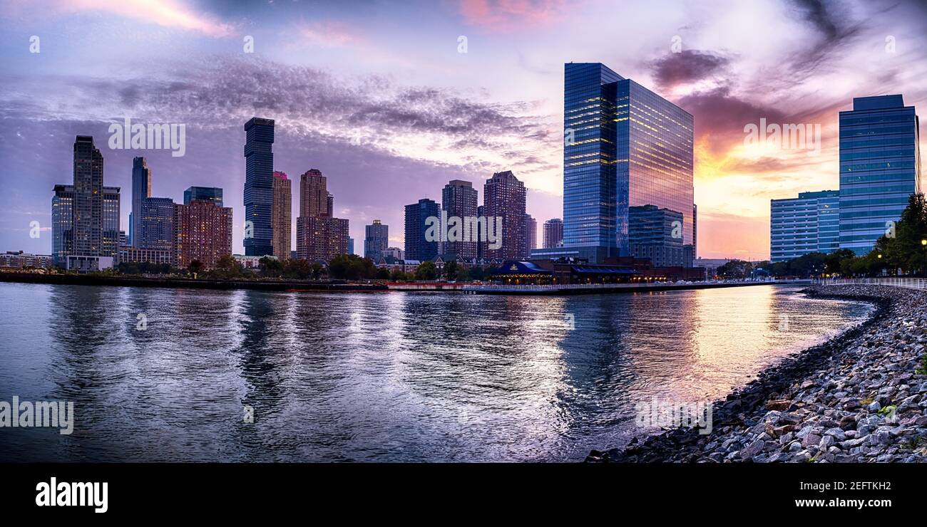 Panoramablick auf die Waterfront von Newport, Jersey City, New Jersey Stockfoto