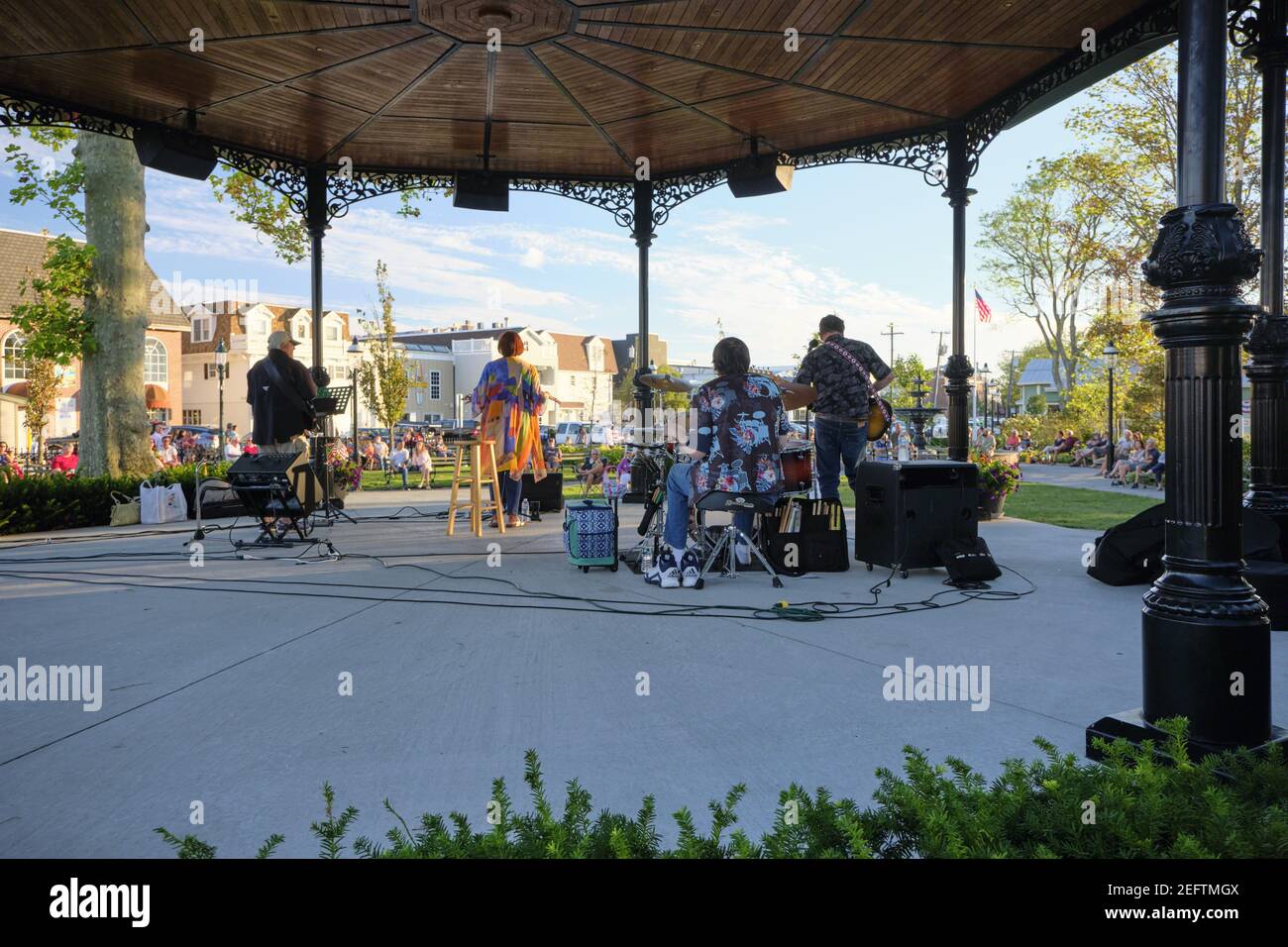 Rückansicht von Musikern, die ein kostenloses Konzert auf einem Bandstand, Rotary Park, Cape May, New Jersey geben Stockfoto