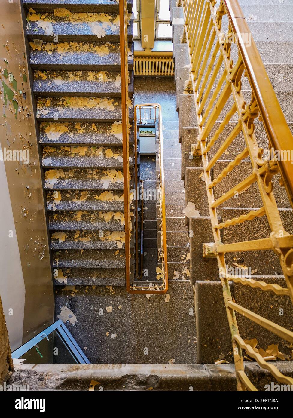 Schmutzige Betontreppe mit Metallgeländern im alten verlassenen Krankenhaus Stockfoto