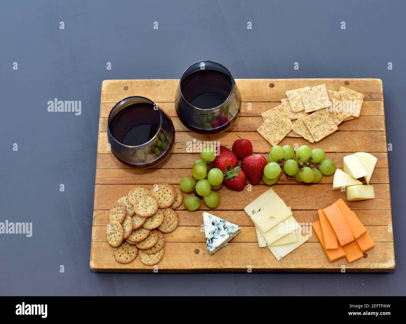 Einfache Gourmet-Charcuterie-Arrangement für einen romantischen besonderen Abend zu Hause Datum Nacht Stockfoto