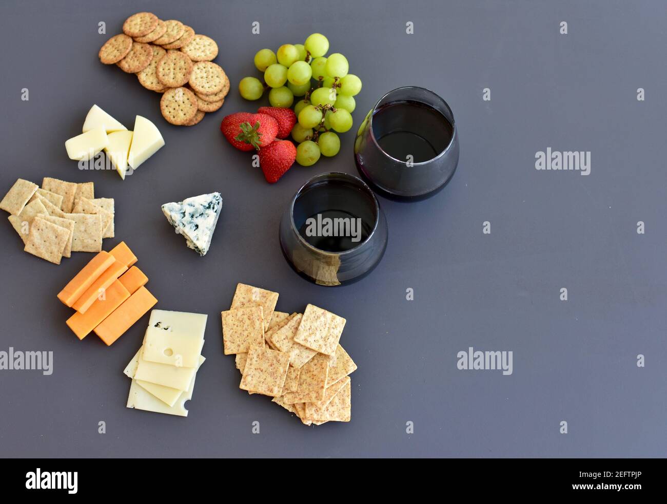 Einfache Gourmet-Charcuterie-Arrangement für einen romantischen besonderen Abend zu Hause Datum Nacht Stockfoto