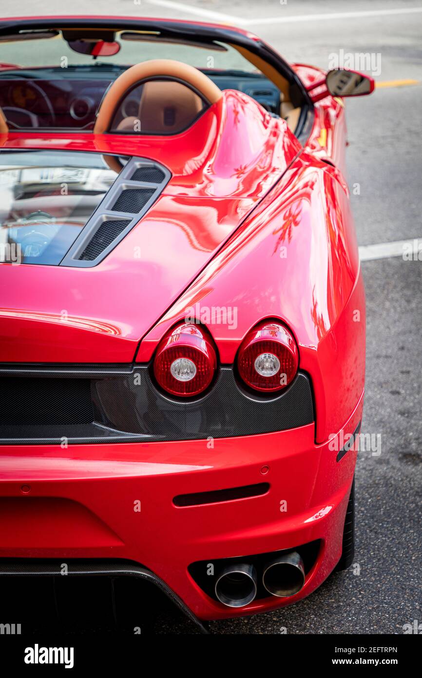 Red Ferrari Spider 430 auf der Ausstellung 'Cars on Fifth' - Naples, Florida, USA Stockfoto
