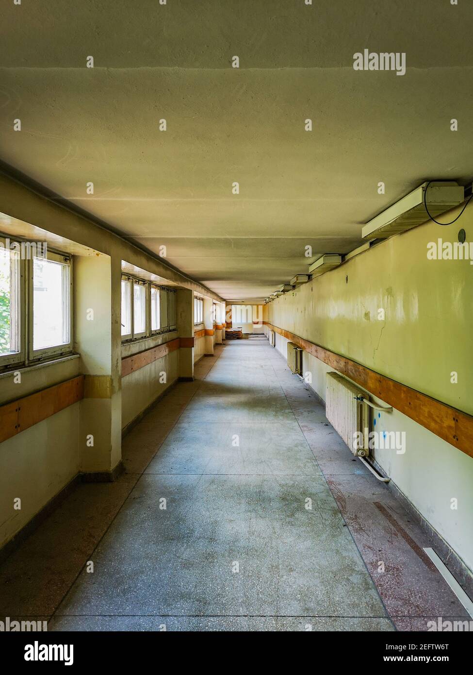 Lange alte Korridor mit Fenstern und Heizkörper in alten verlassen Krankenhaus Stockfoto