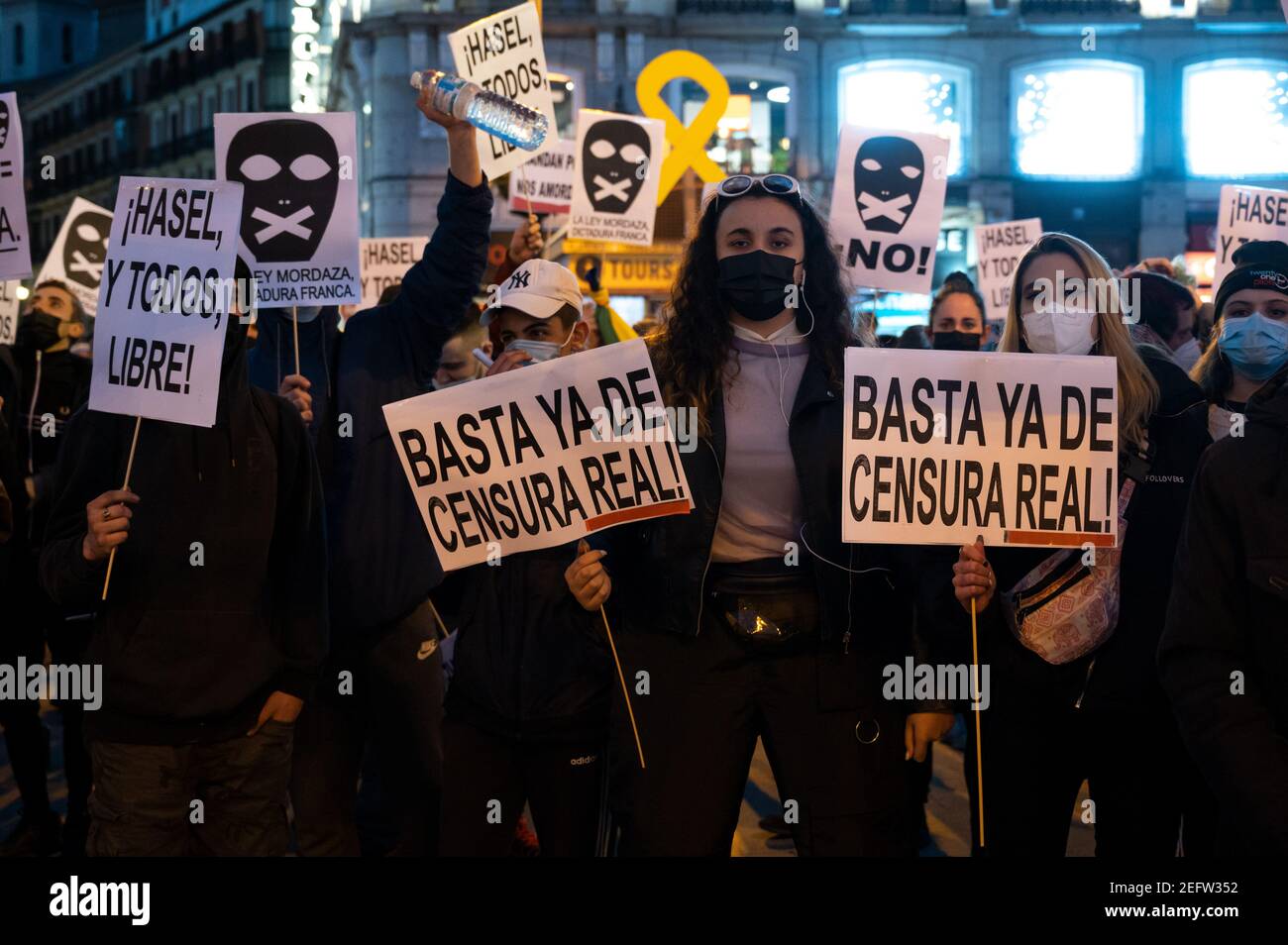 Madrid, Spanien. Februar 2021, 17th. Demonstranten mit Plakaten während einer Demonstration gegen die Inhaftierung des spanischen Rappers Pablo Hasel für einige Liedtexte und Tweets, die die spanische Monarchie kritisieren. Quelle: Marcos del Mazo/Alamy Live News Stockfoto