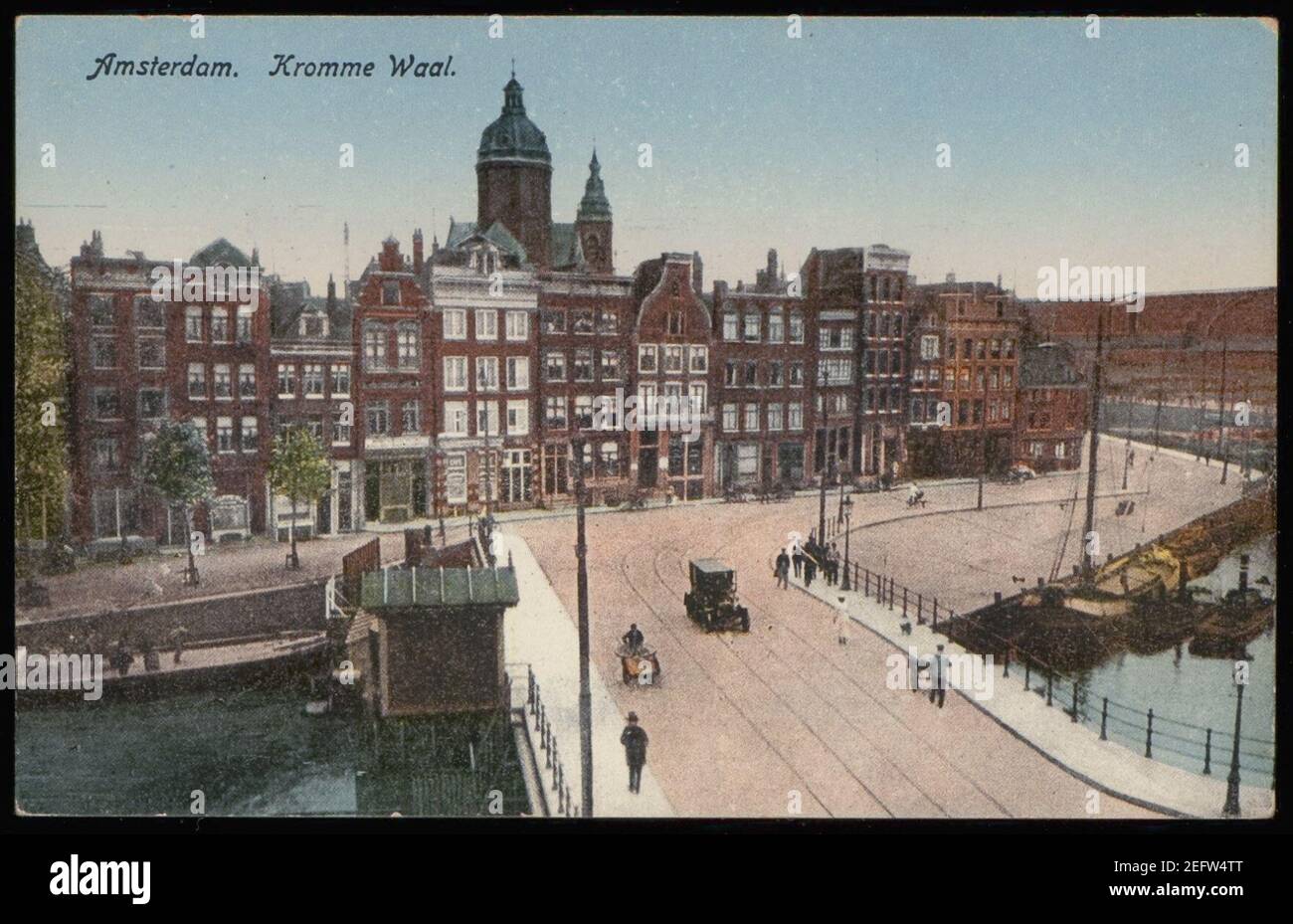 Op de voorgrond de Kraansluis, Brug 300, links Kromme Waal 9-11 en rechts Prins Hendrikkade 99-107, Stockfoto