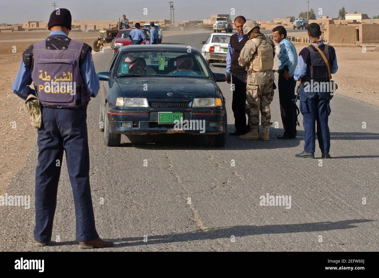 Opel Vectra A Pre-FL hielt im November 2005 an einem Checkpoint in Bulayz, Irak (051128 Stockfoto