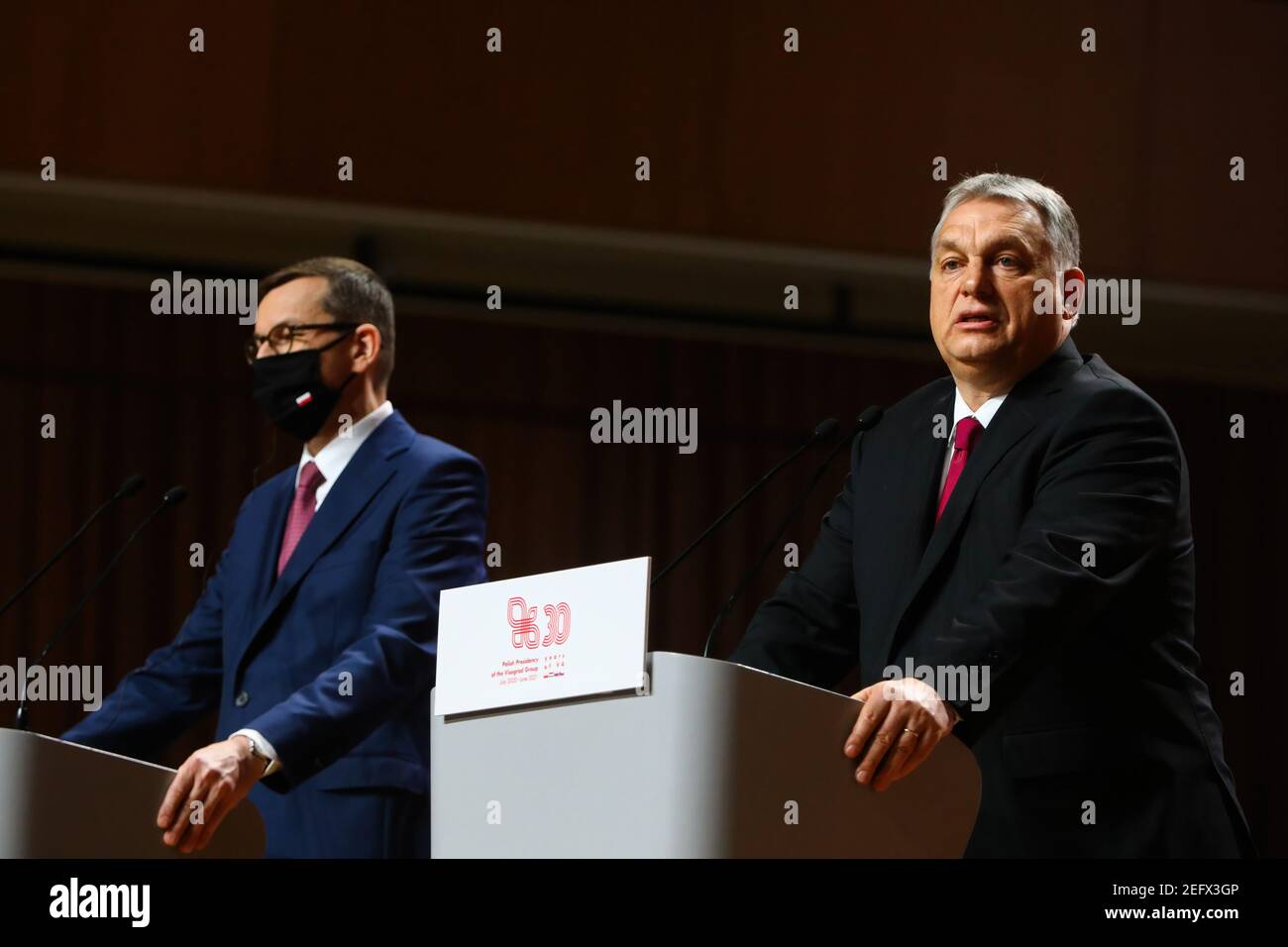 Der ungarische Ministerpräsident Victor Orban spricht während einer Pressekonferenz. Gipfeltreffen der Regierungschefs der Visegrad-Gruppe (V4) anlässlich des 30th. Jahrestages der Visegrad-Zusammenarbeit. Gastgeber des diplomatischen Gipfels sind die Polen, die bis Juni 2021 den Vorsitz der Gruppe führen werden. Stockfoto