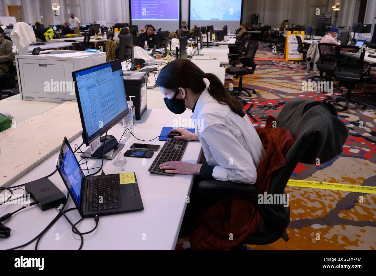 Austin, Texas 17. Feb 2021: Notfallbeamte, darunter M.C. Lambeth, arbeiten im State Operations Center, einem Teil der Texas Division of Emergency Management, während Texas in allen 254 Grafschaften mit Rekordschnee und bitterer Kälte zu tun hat. Etwa ein Viertel des Staates ist immer noch ohne Macht, da Beamte staatliche Ressourcen an einer Vielzahl von Fronten einsetzen. Kredit: Bob Daemmrich/Alamy Live Nachrichten Stockfoto