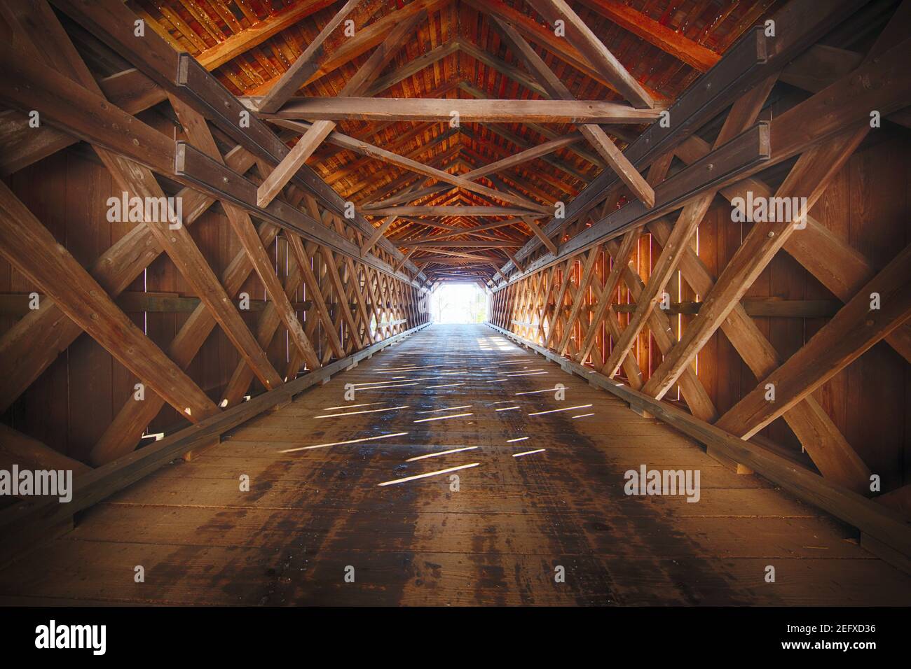 Innenraum der Uhlerstown Covered Bridge, Bucks County, Pennsylvania Stockfoto
