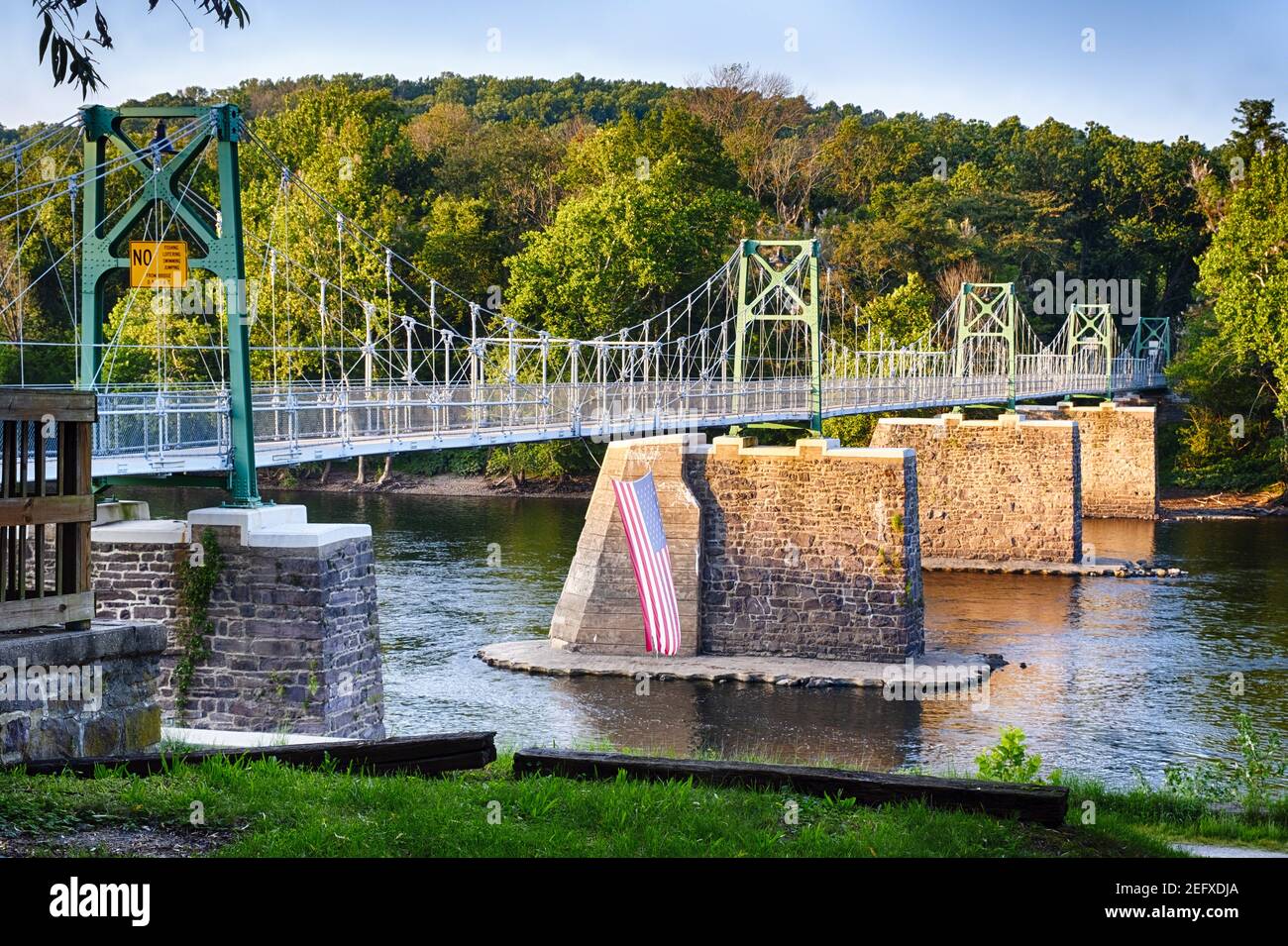 Blick auf die Lumberville-Raven Rock Bridge über den Delaware River von der Pennsylvania Side, Bucks County Stockfoto