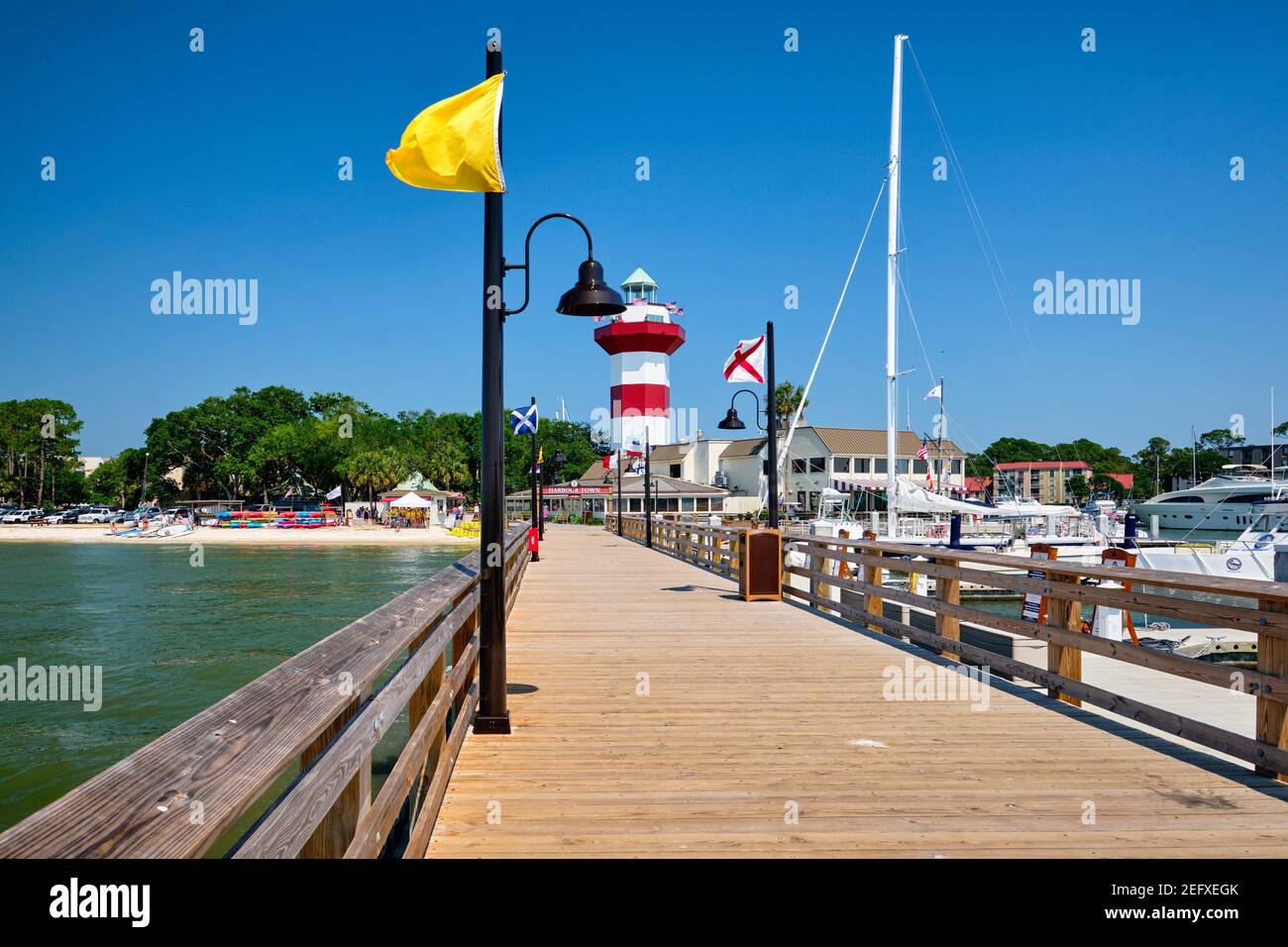 Blick auf den Harbor Town Lighthouse vom Pier, Hilton Head Island, South Carolina Stockfoto