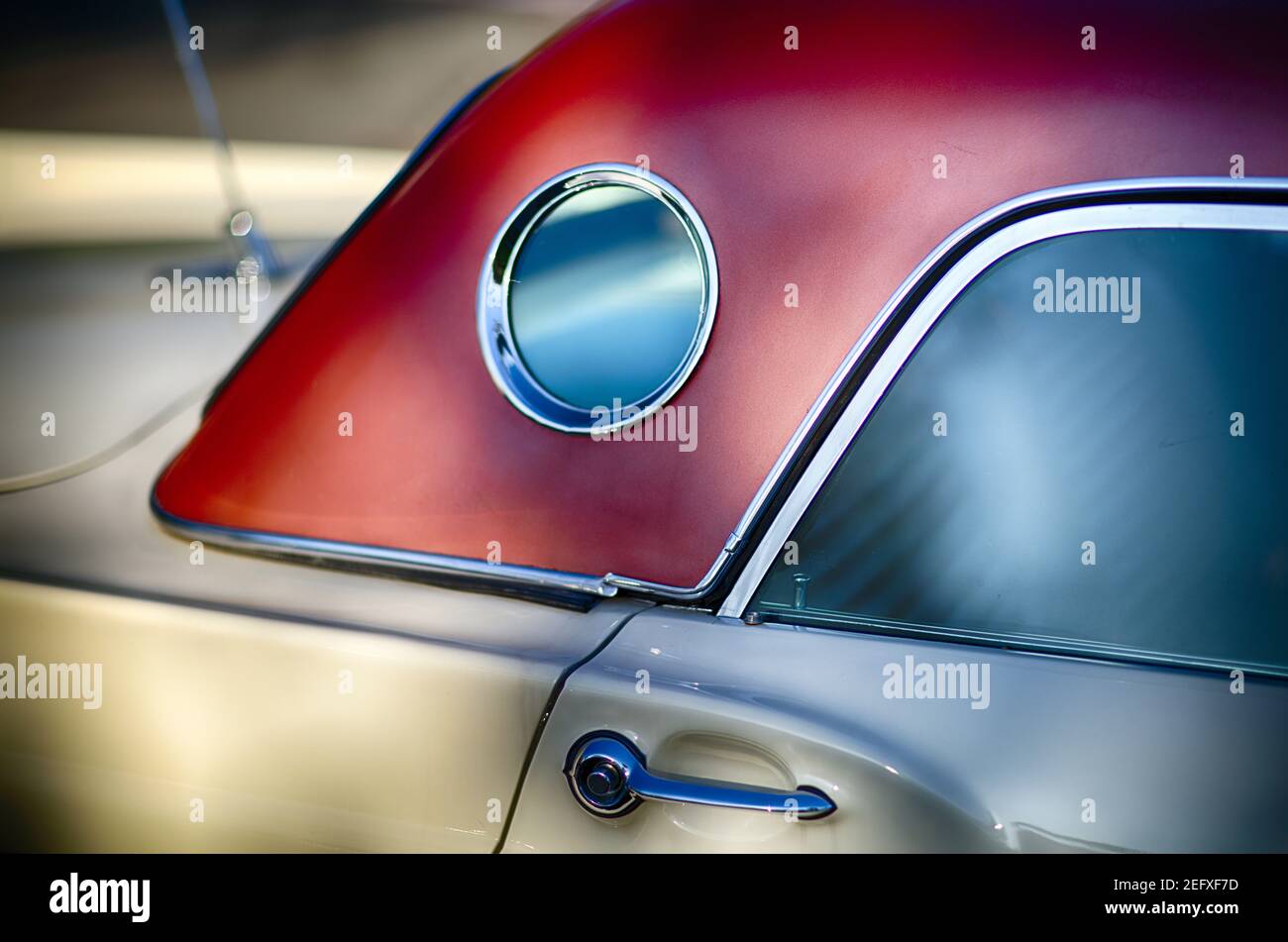 Schließen Sie das abnehmbare Hardtop mit einem Bullauge-Fenster auf Eines Ford Thunderbird Cabriolets von 1957 Stockfoto