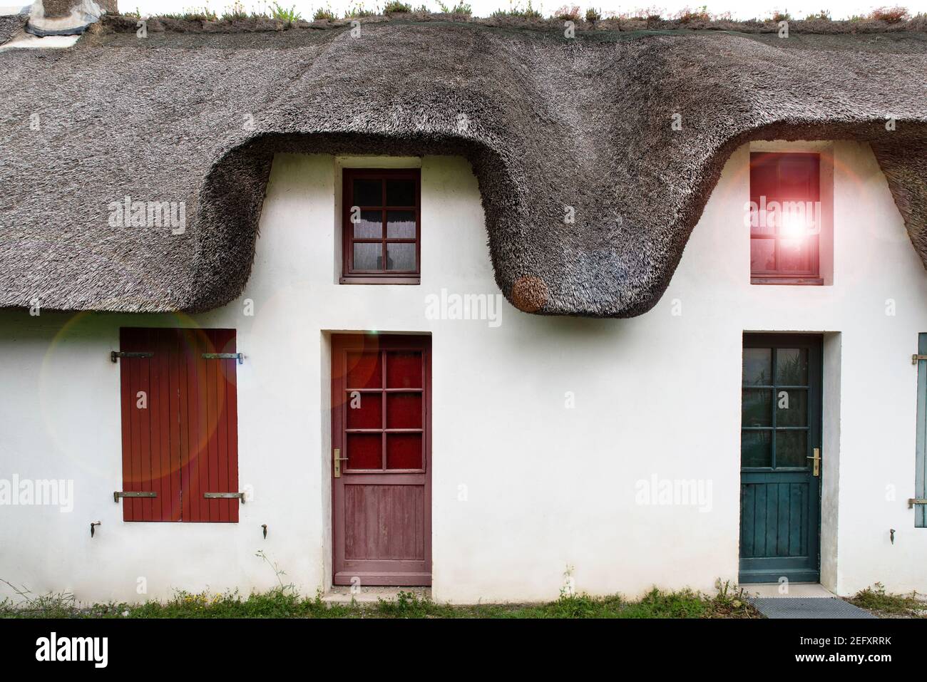 Traditionelles Haus mit Strohdach in Frankreich Stockfoto