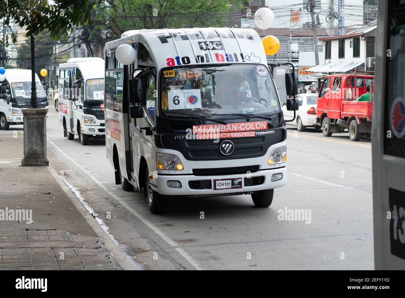 18th. Februar 2021.EIN modernes Fahrzeug des öffentlichen Nahverkehrs im neuen Stil, eines von 38 Fahrzeugen, die den alten Jeepney in Cebu City, Philippinen, ersetzen Stockfoto