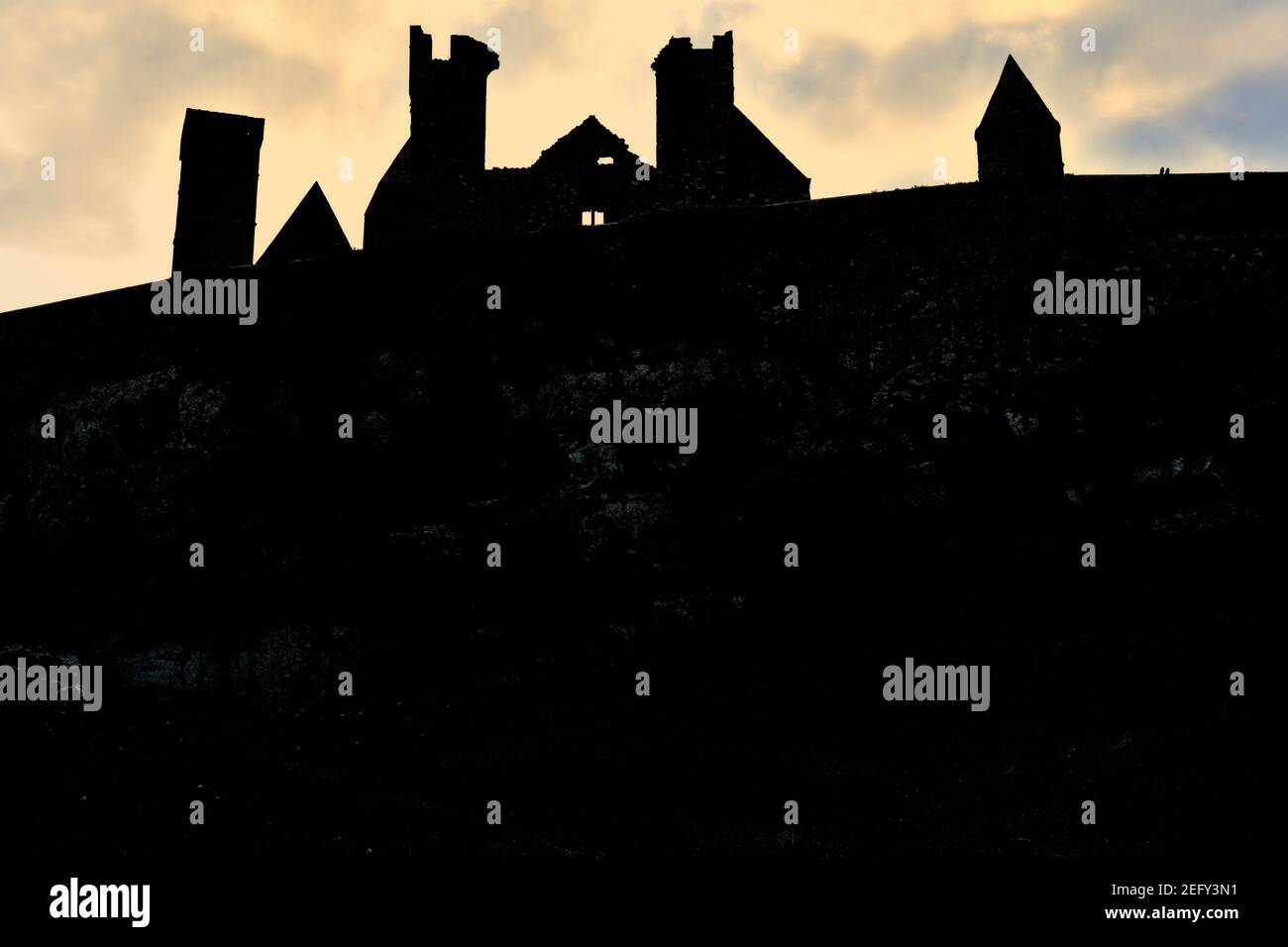 Cashel, County Tipperary, Irland. Kurz vor Tagesende wird der Rock of Cashel in Silhouette gegen den späten Abendhimmel gezeigt. Stockfoto