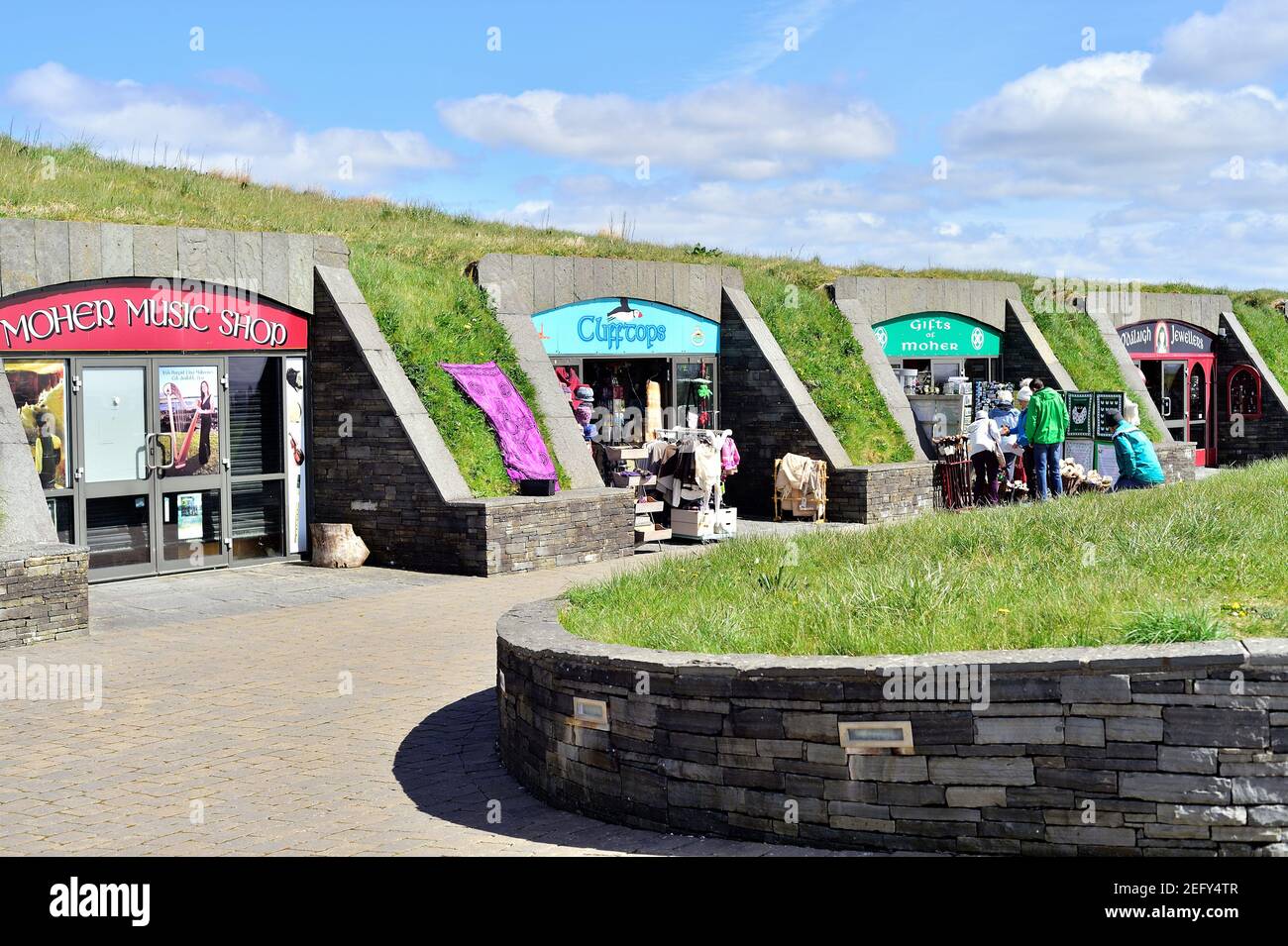 Liscannor, County Clare, Irland. Geschäfte, die in einem Hügel an den zerklüfteten Cliffs of Moher gebaut wurden. Stockfoto