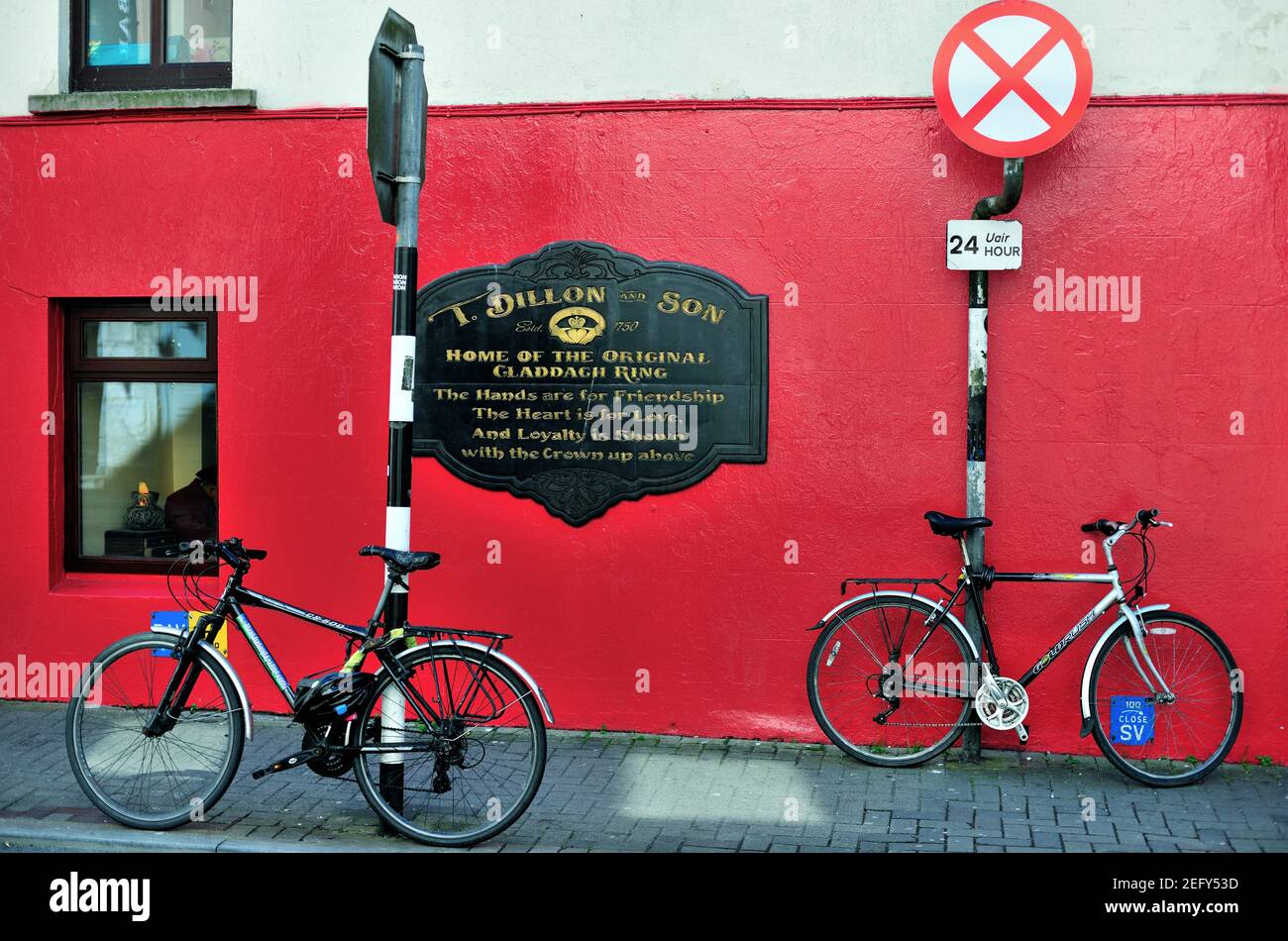 Galway, County Galway, Irland. Geparkte Fahrräder zaubern klassische Bilder, die Irland repräsentieren. Stockfoto