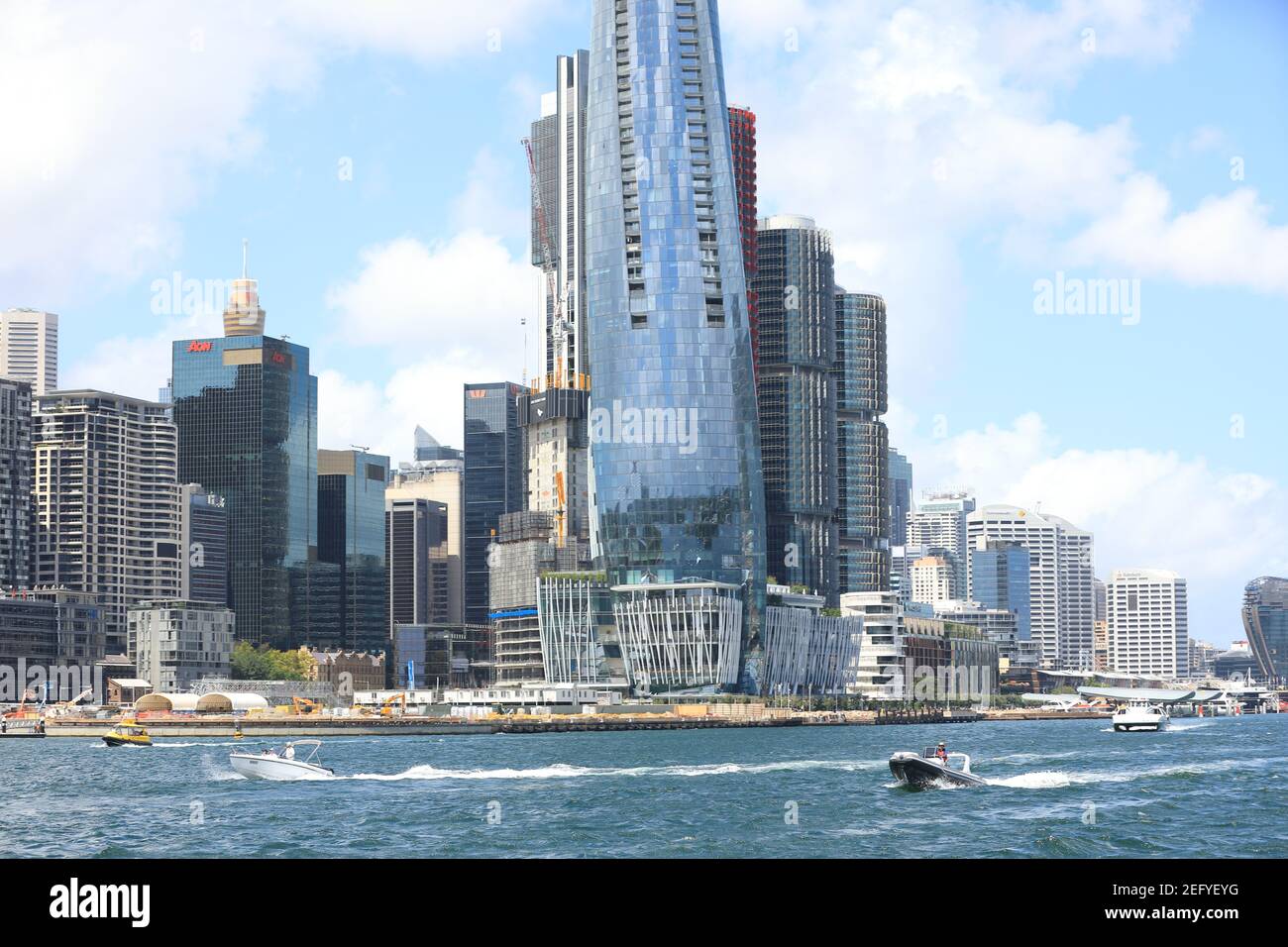 Sydney, Australien - 14. Februar 2021. Ein geschäftiges Wochenende mit Wasserfahrzeugen im Hafen von Sydney mit dem neu fertiggestellten Crown Sydney und Barrangaroo im Hintergrund Stockfoto