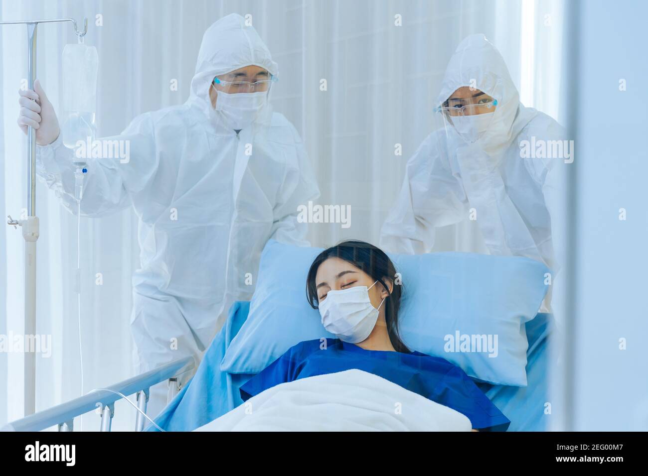 Junge asiatische Frau mit Coronavirus infiziert Maske unter Sauerstoff tragen Sättigungsbehandlung, die von covid-19 Ärzten zur Beobachtung genommen wird Dringende Reaktion und Notfall aufgrund von Atemversagen Stockfoto