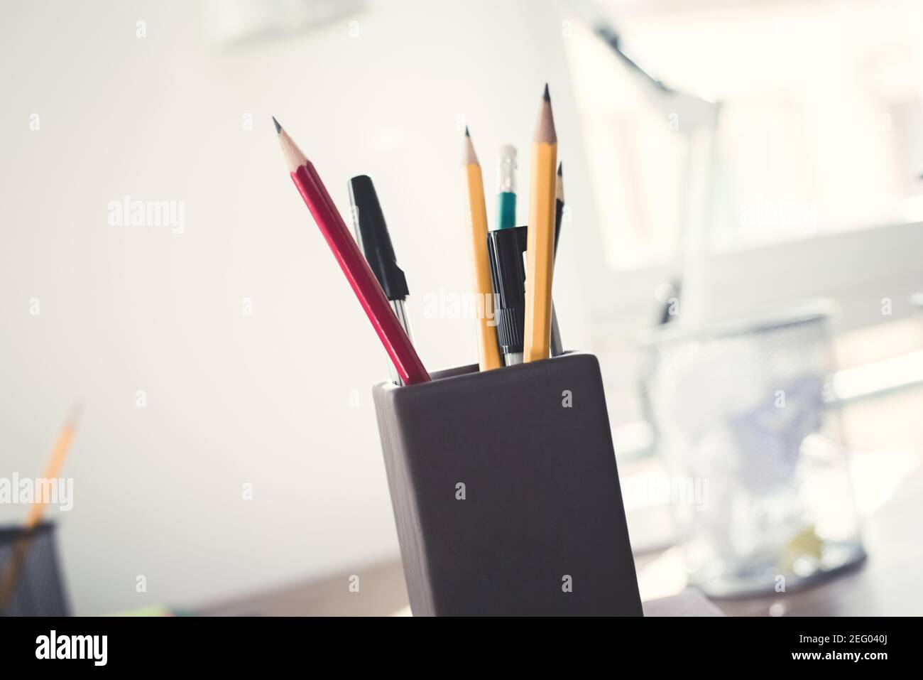 Bürobedarf, Stifte und Stifte, in Stifthalter am Schreibtisch Stockfoto