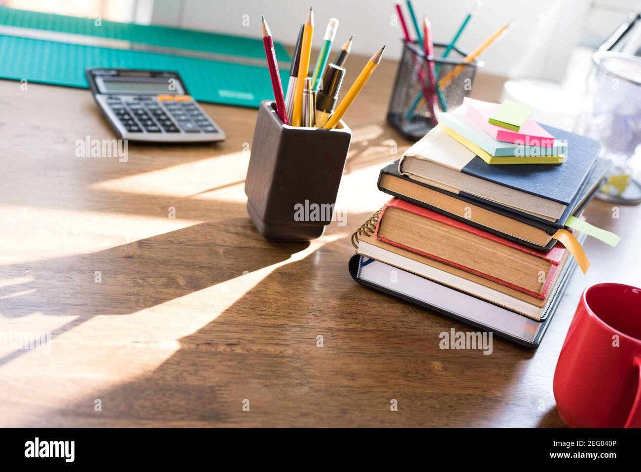 Stapel von Büchern und Bürobedarf auf Holztisch Stockfoto