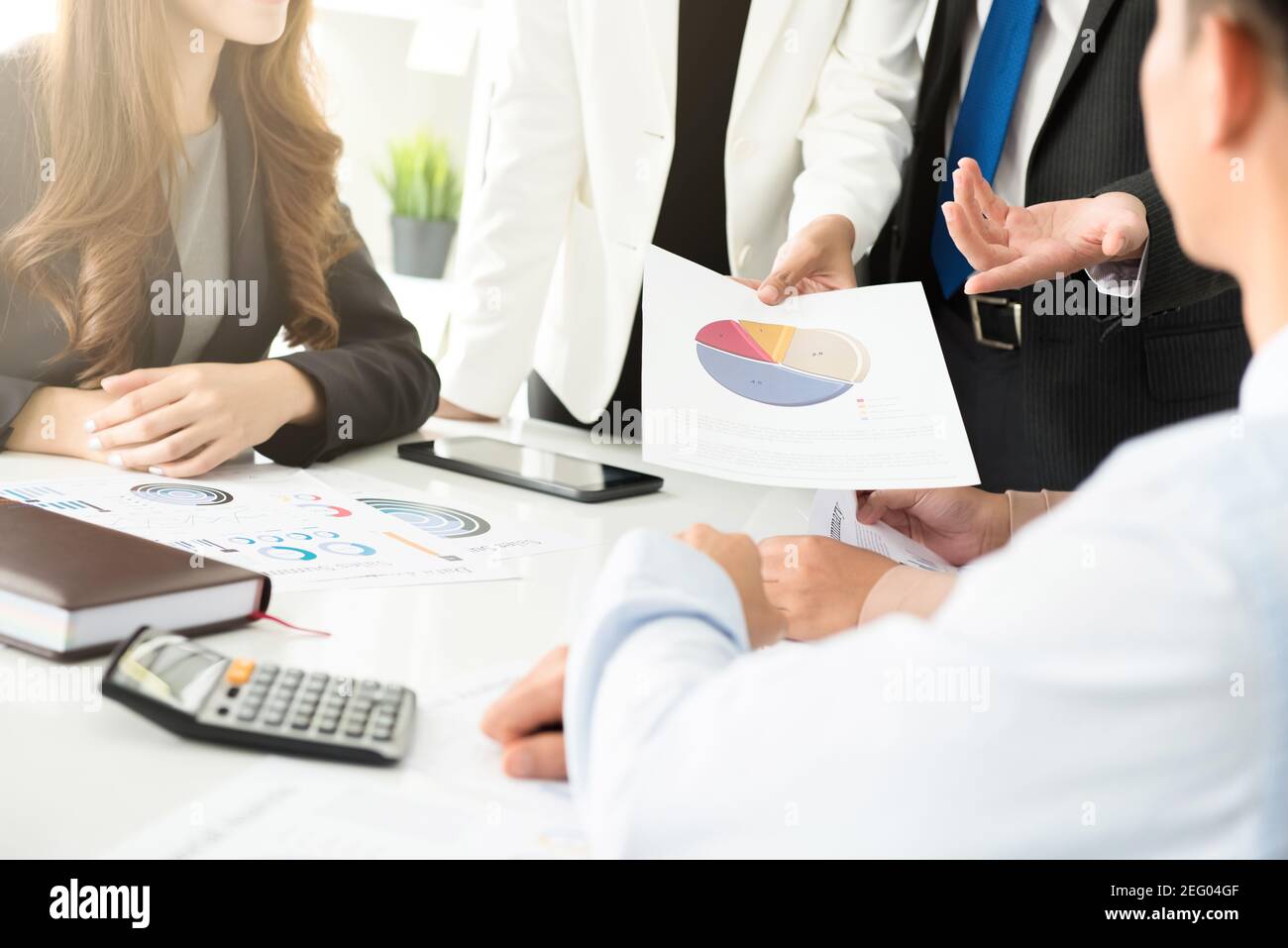 Mitarbeiter im Unternehmen, die das Finanzdiagramm analysieren und diskutieren Besprechung Stockfoto