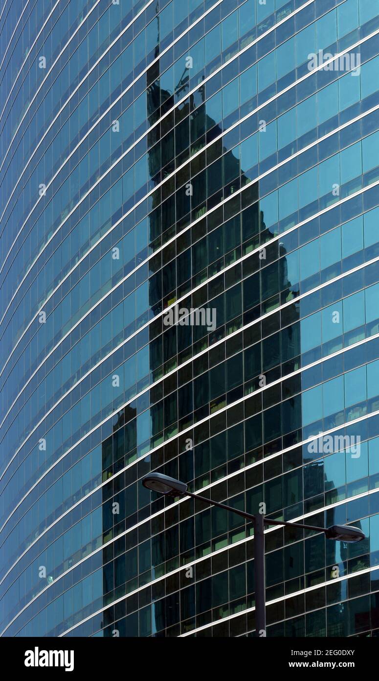 Ein Hongkonger Wolkenkratzer spiegelte sich im Glas eines anderen wider. Diese abstrakten Bilder sind überall in der Stadt. Stockfoto