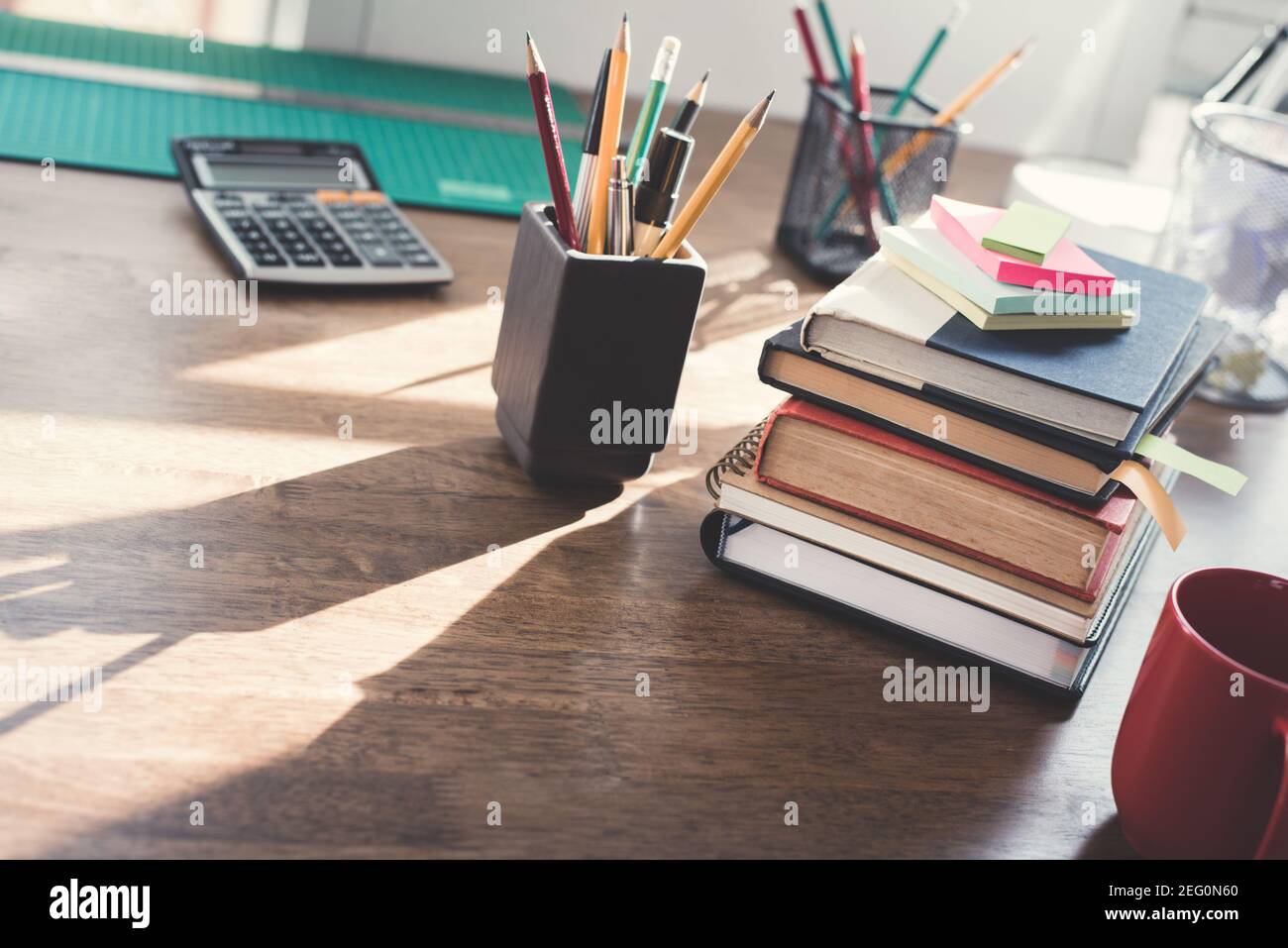 Stapel von Büchern und Bürobedarf auf Holztisch Stockfoto