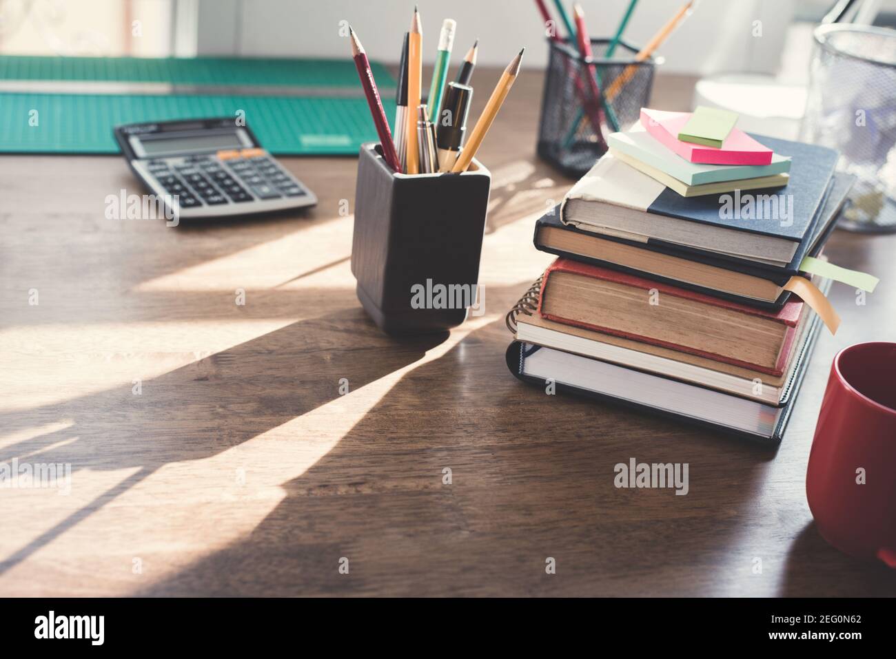 Stapel von Büchern und Bürobedarf auf Holztisch Stockfoto